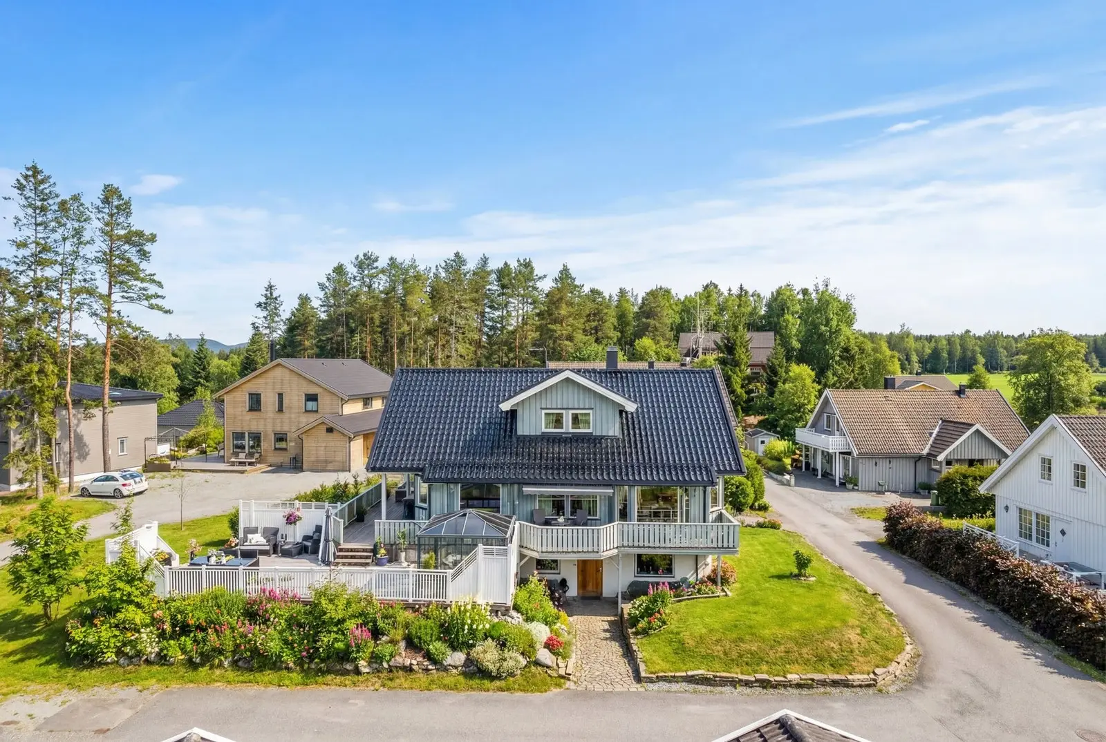 Velkommen til en innholdsrik og familievennlig bolig over tre plan med attraktiv og rolig intern beliggenhet på Aurskog!