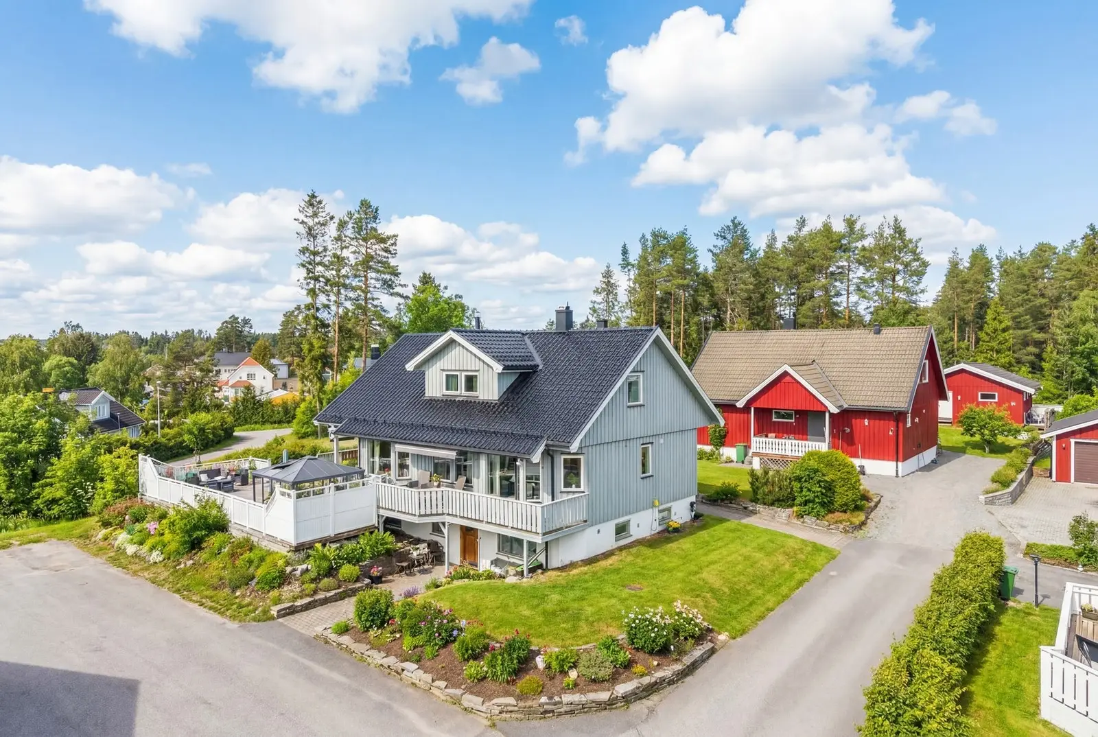 Her bor du trygt og tilbaketrukket i et etablert boligområde, med kort vei til skoler, barnehager, butikker og gode kollektivforbindelser.