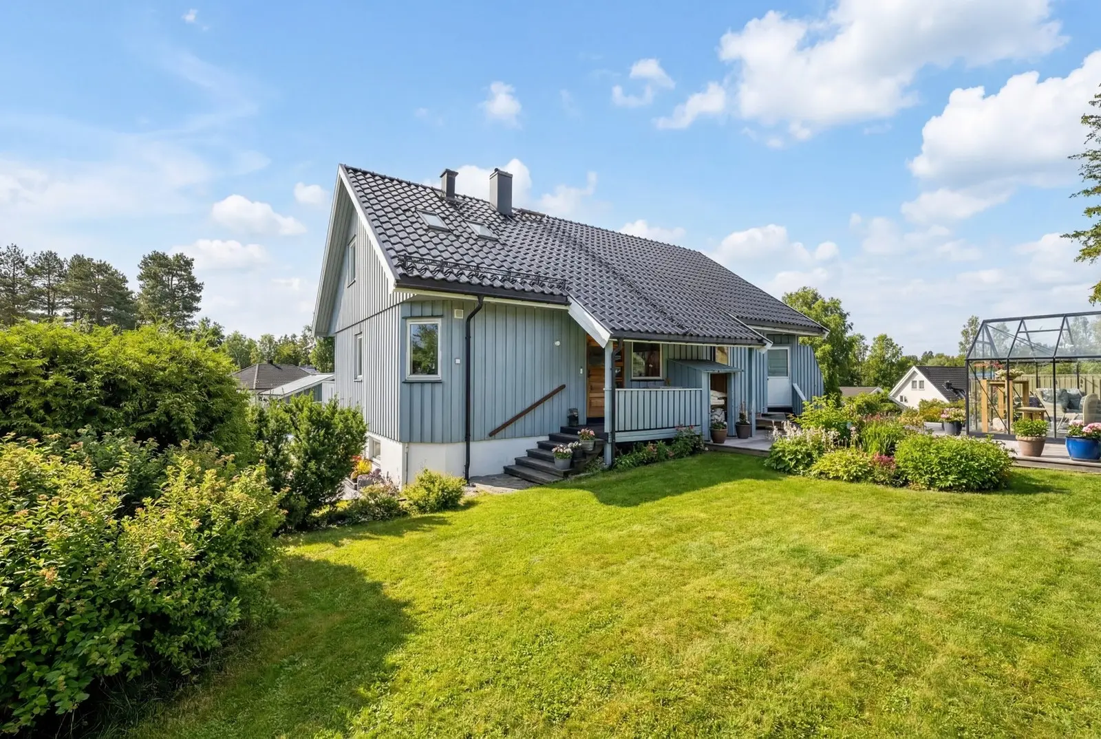 Boligen byr på romslige oppholdsrom, koselig opparbeidet hage og flere solrike terrasser - perfekt for familieliv i alle faser.