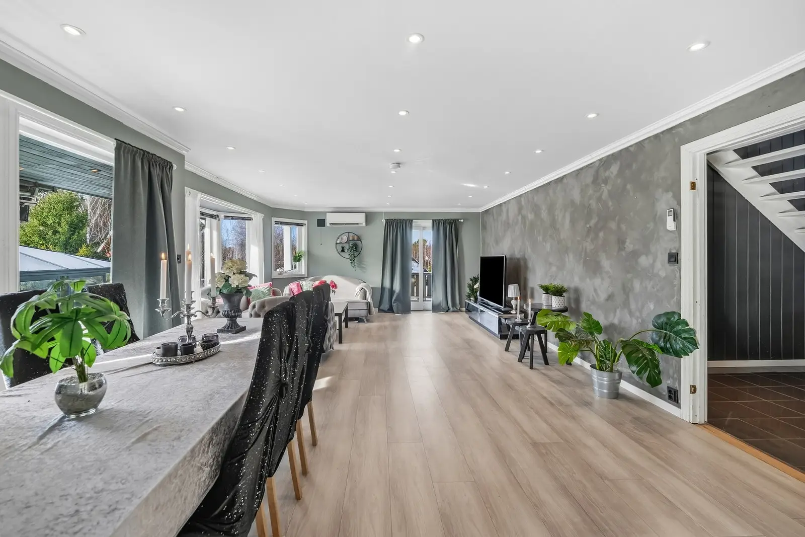 På gulvet er det lagt nyere enstavs parkett. Himlingen er utstyrt med downlights.