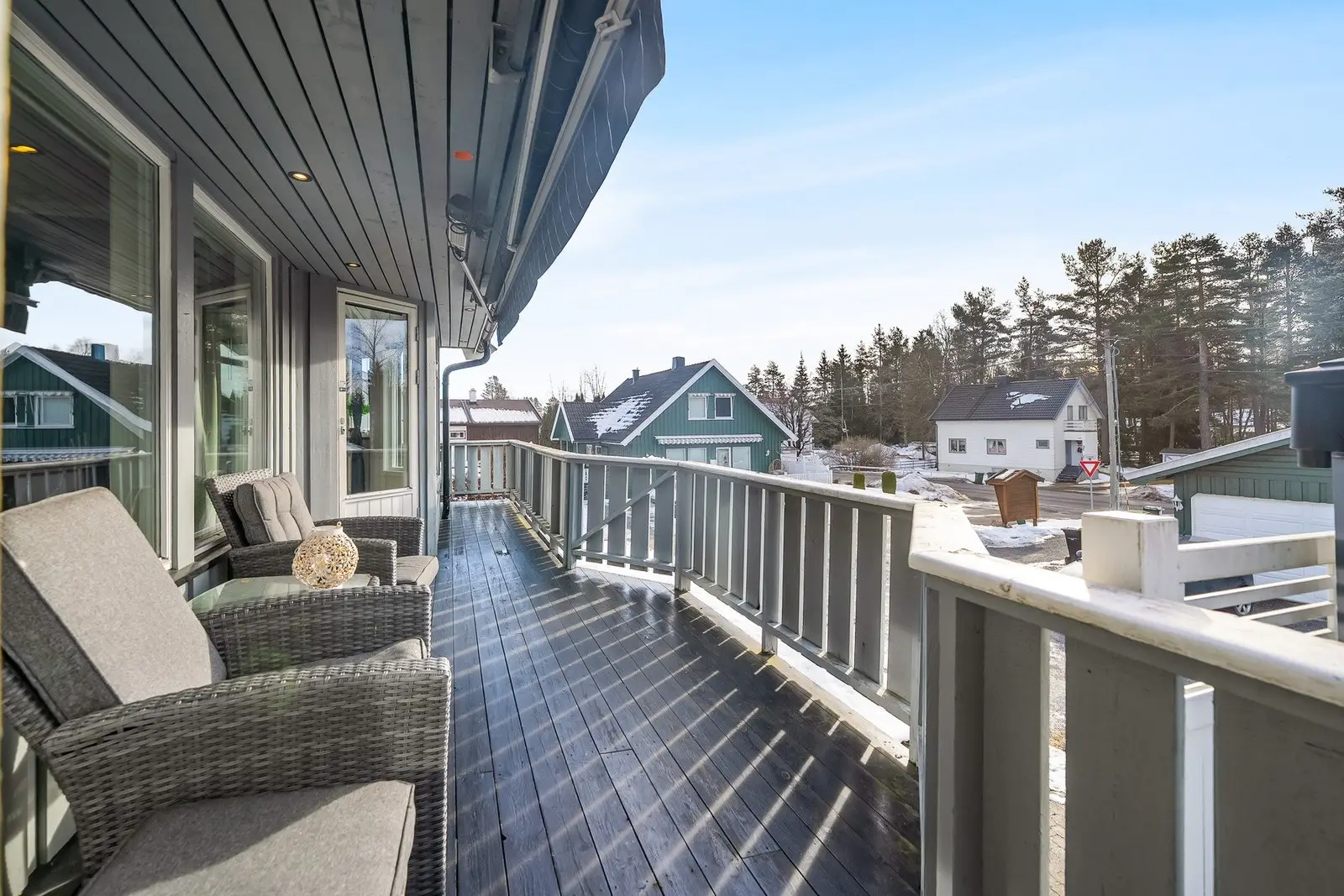 Fra stuen er det skyvedør ut til en solrik, sydvestvendt terrasse på ca. 50 kvm og videre til et pent opparbeidet hageområde. Terrassen er u