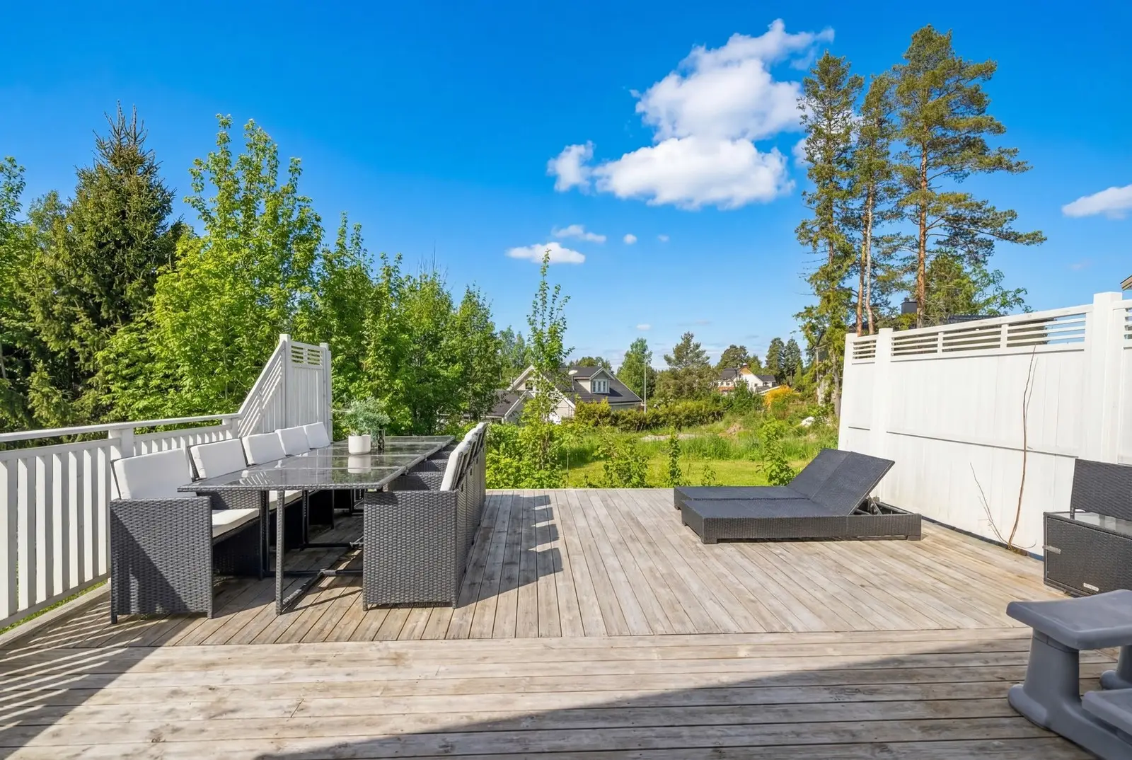 Det er direkte adkomst til lavereliggende terrasse. Terrassen innbyr til late dager og sene kvelder i hyggelige omgivelser.