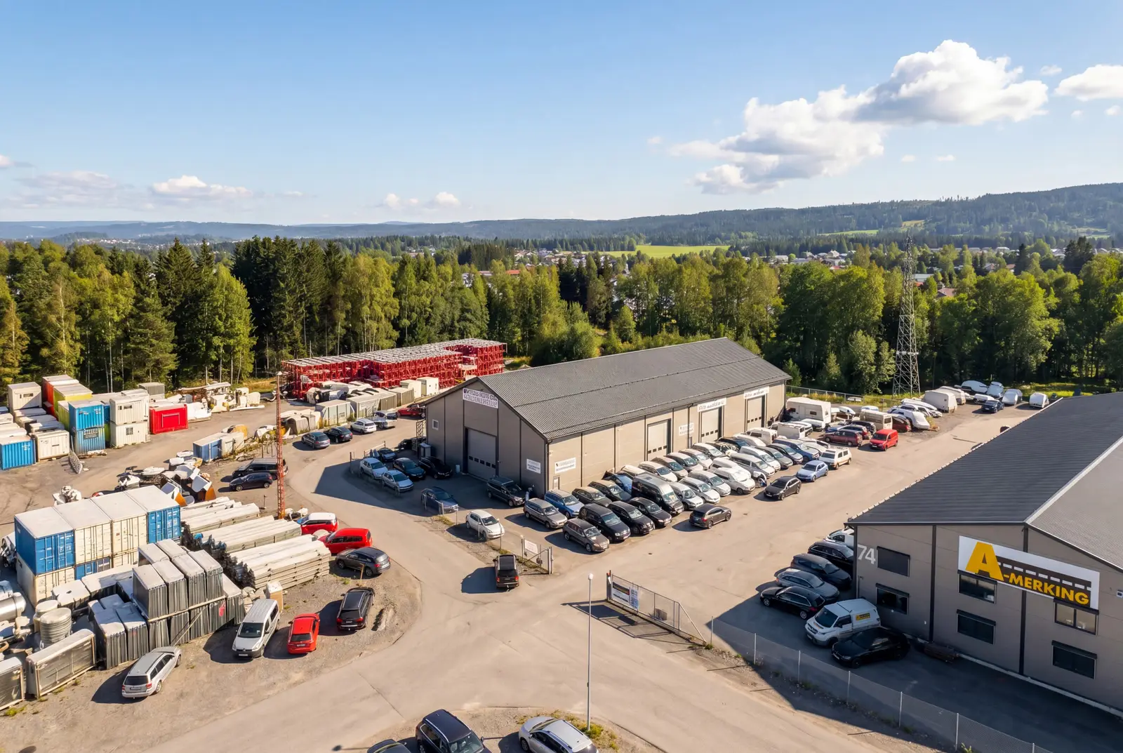 Moderne og funksjonell næringseiendom fra 2008, tilbygget i 2023, beliggende på Ørn industriområde ved E6