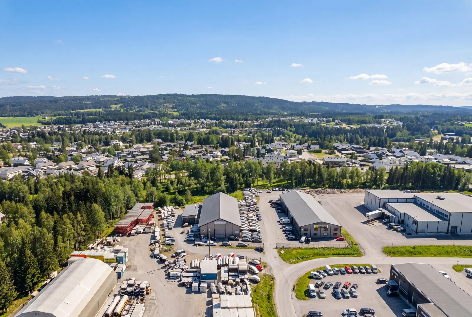 Tomt på totalt 4 485 m² og bygg på ca. 1 167 m² BRA.