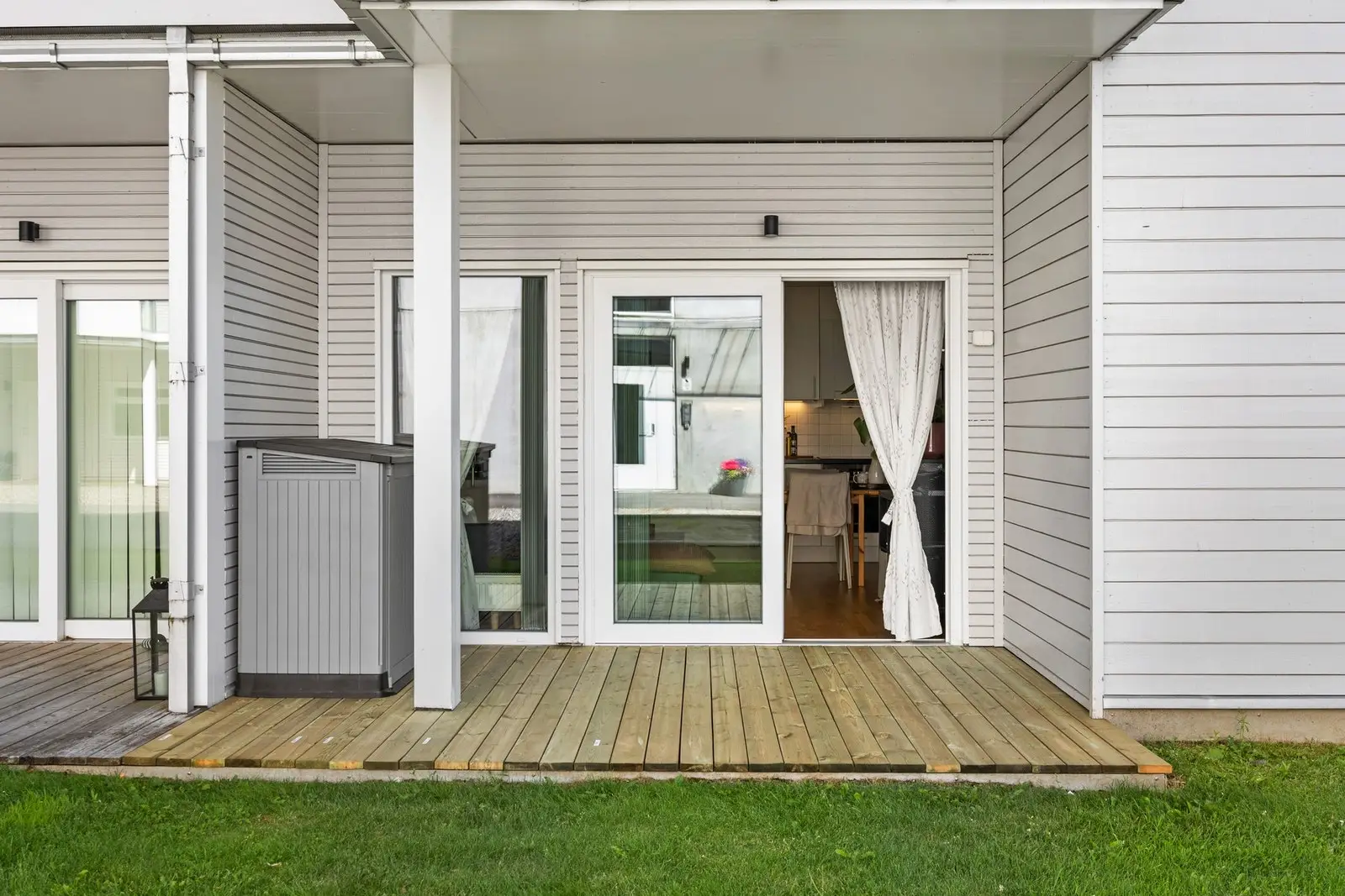 Fra stuen er det direkte utgang til en koselig, overbygget markterrasse på ca. 9 kvm med videre tilgang til pent opparbeidet felles grøntare