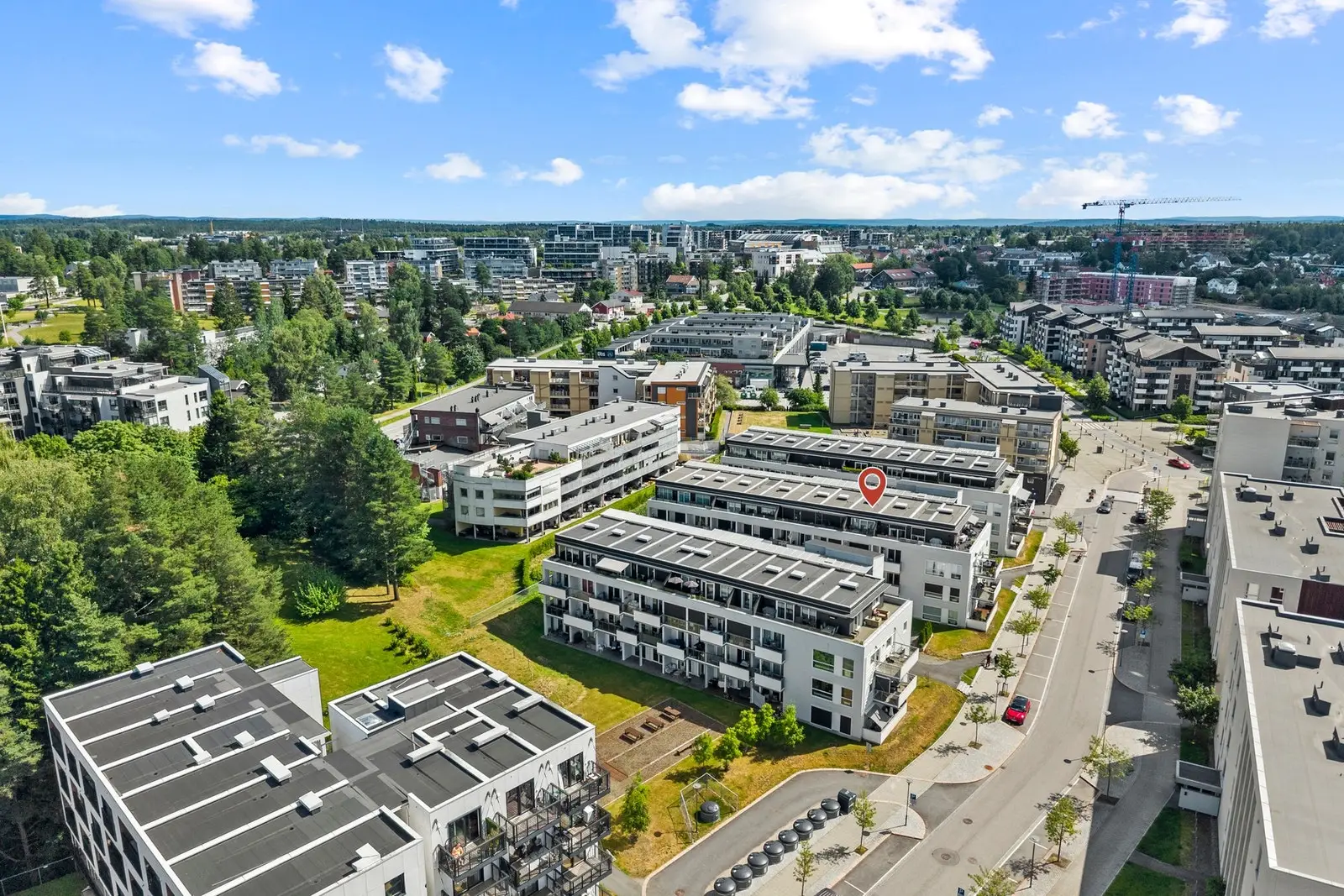 Dagligvarehandelen kan enkelt gjøres hos Joker, Rema 1000 eller Coop Obs - sistnevnte med apotek i samme bygg, kun ca. 250 meter unna.