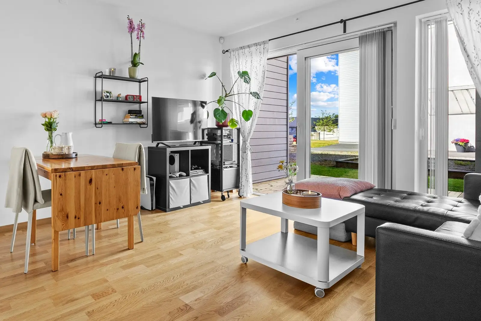 Stuen har plass til både sofaløsning og et mindre spisebord.