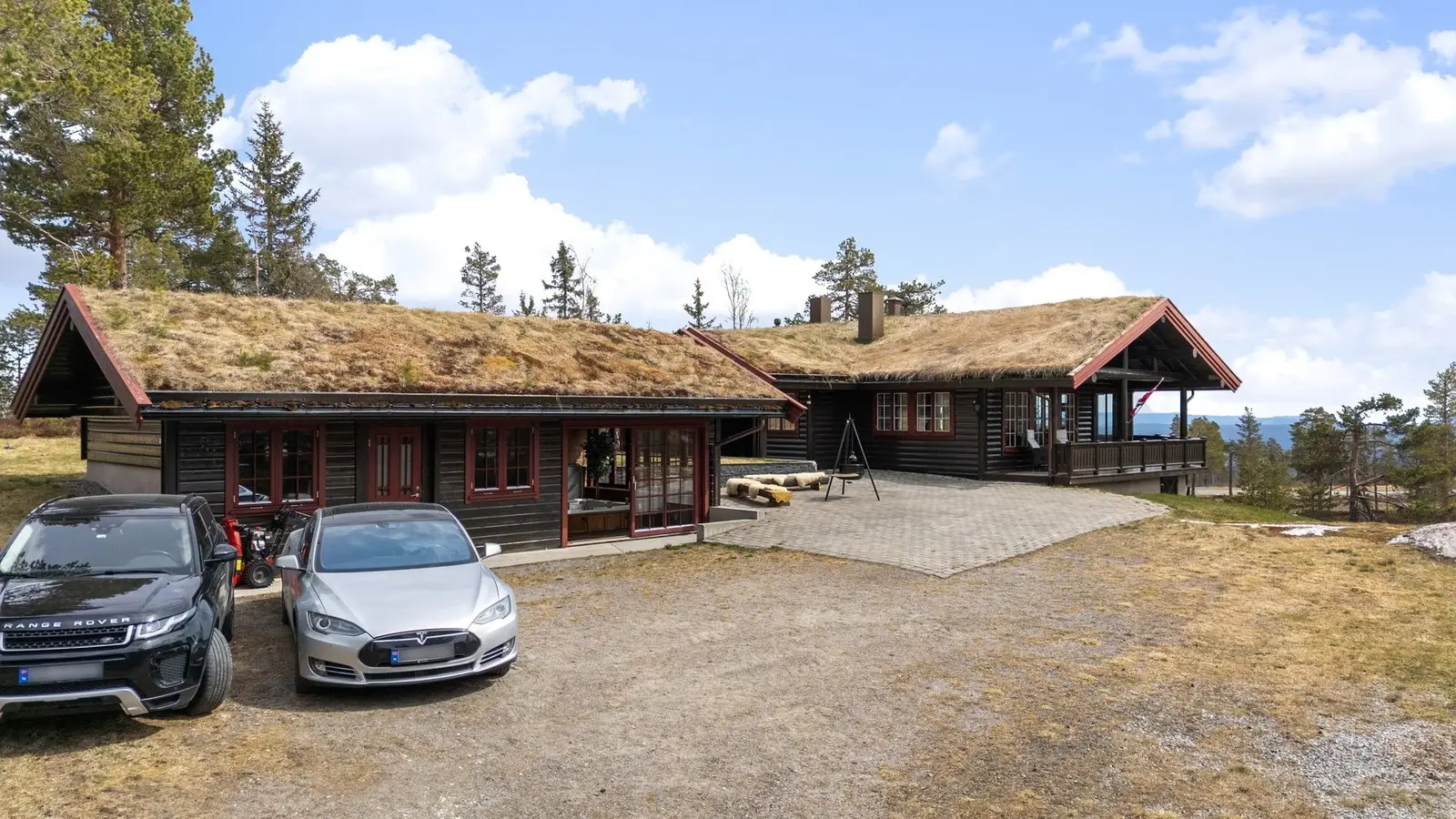 Her får man en fredelig og naturnær beliggenhet med fjell, skog og flotte turmuligheter.