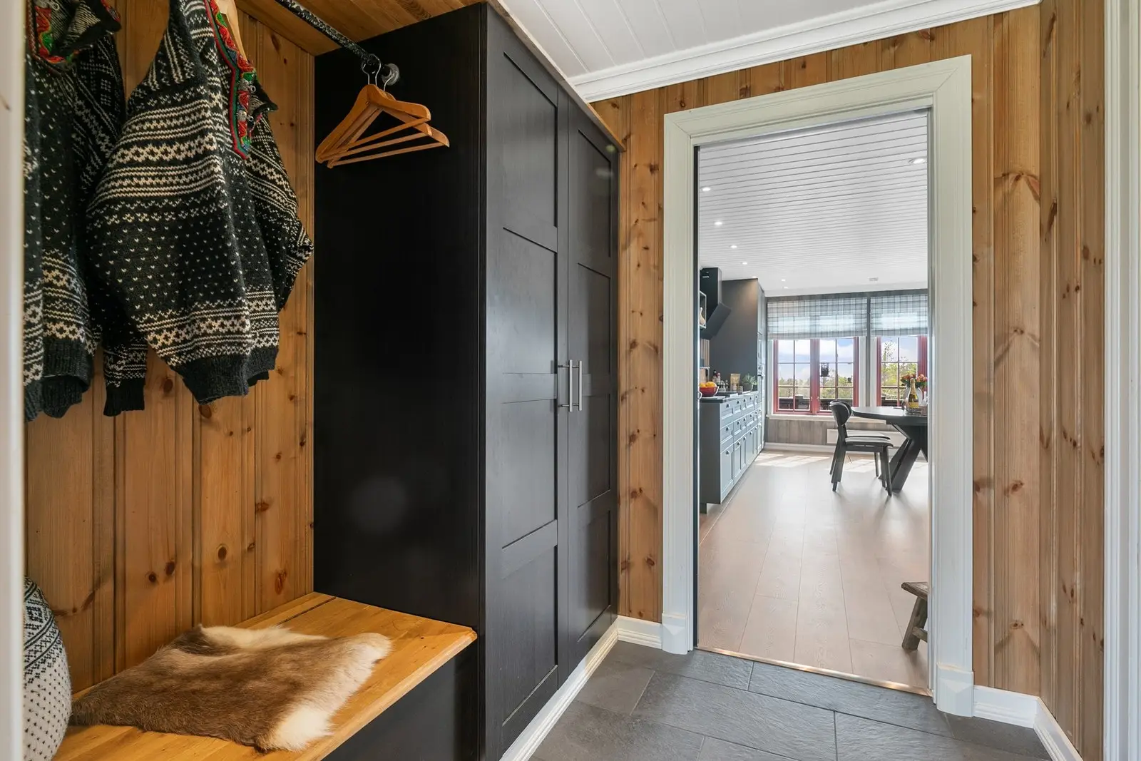 Velkommen inn i en innbydende entré med flislagt gulv og varmekabler.