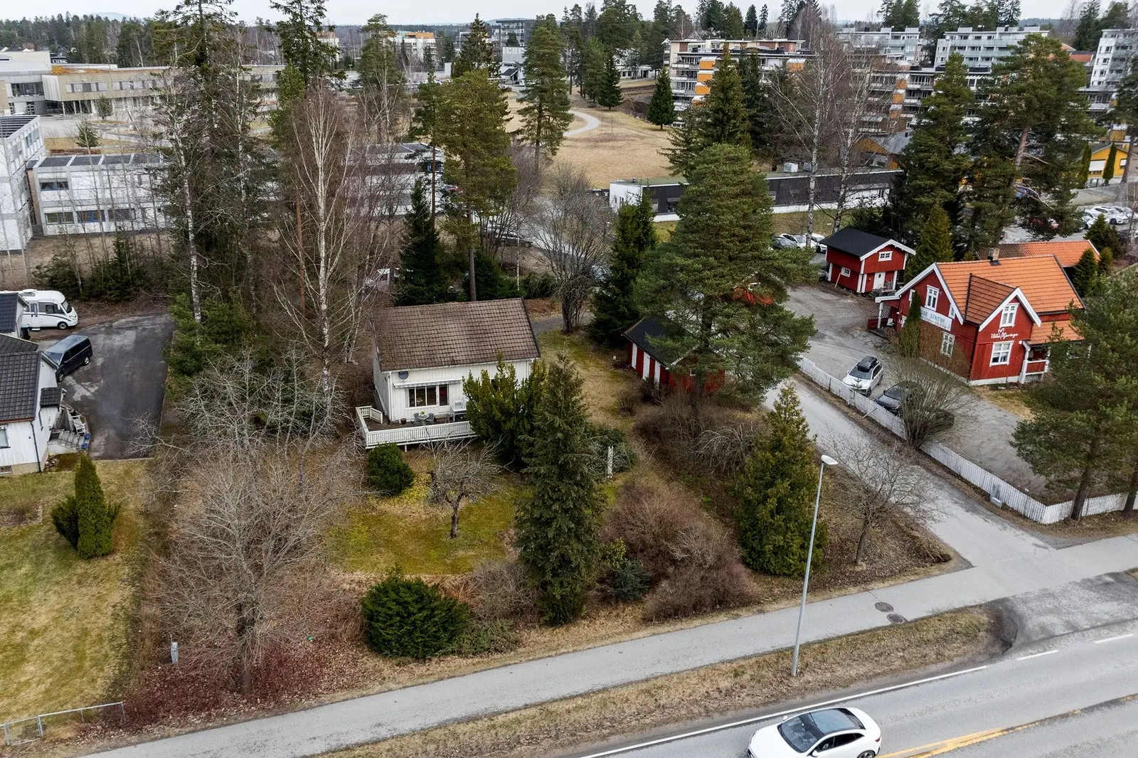Eiendommen ligger i Jessheim sentrum med nærhet til skoler, barnehager, offentlig kommunikasjon, samt et rikt utvalg av fasiliteter og servi