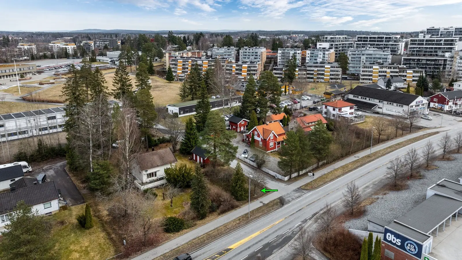 Velkommen til Gardermovegen 21!  Enebolig med meget sentral beliggenhet på Jessheim - stor solrik tomt og betydelig potensiale!
