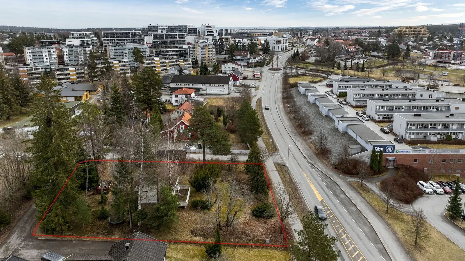 Eiendommen ligger i Jessheim sentrum med nærhet til skoler, barnehager, offentlig kommunikasjon, samt et rikt utvalg av fasiliteter og servi