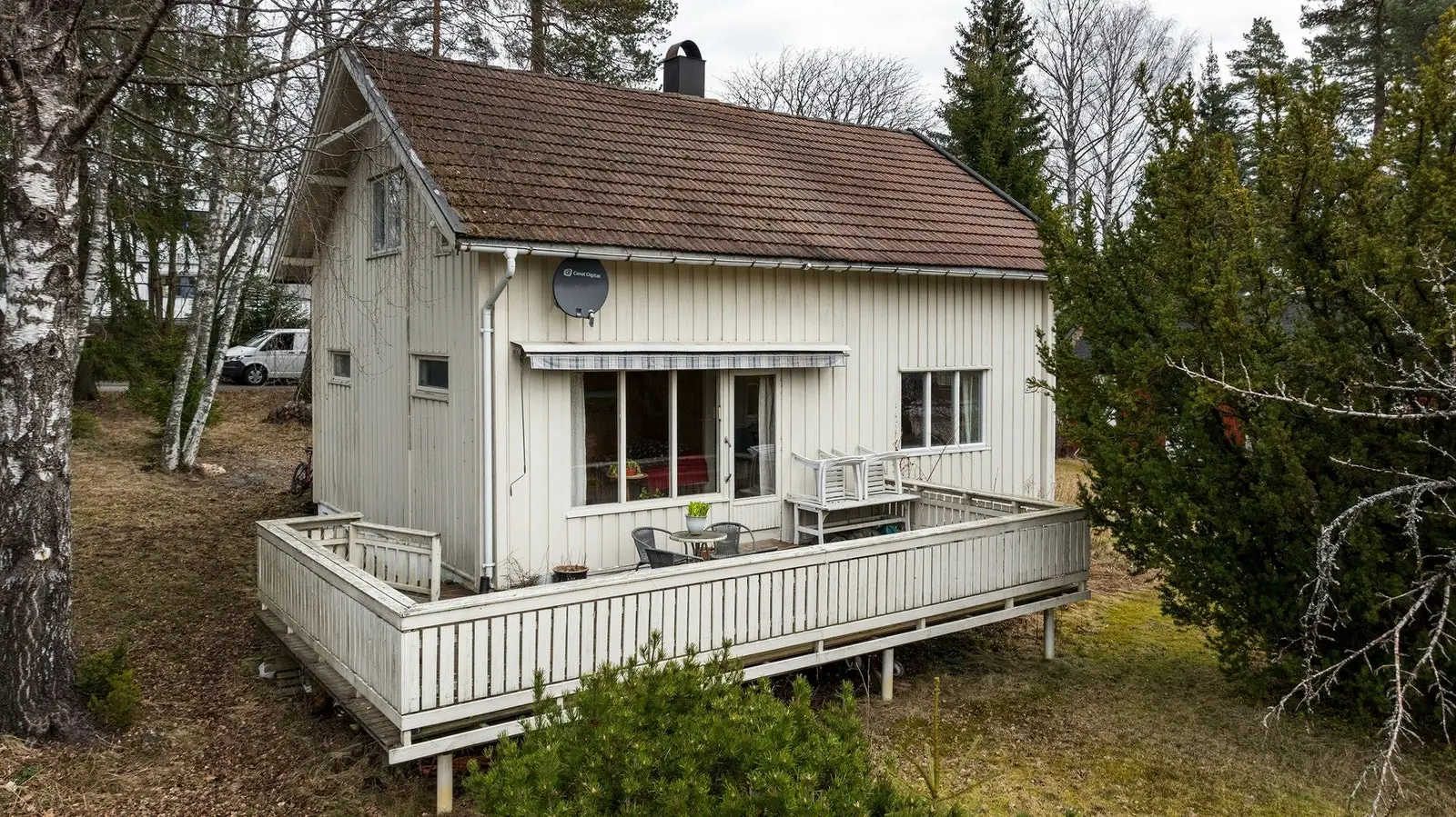 Eneboligen er antatt oppført ca. 1905 og ligger på en stor og solrik tomt på ca. 1 646 kvm