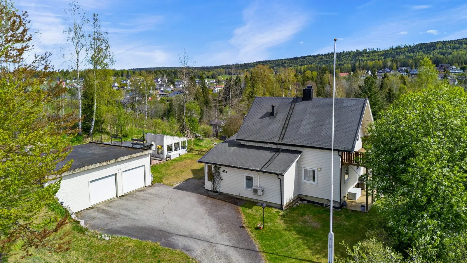 Enebolig med parkering  i frittstående garasje med BRA-e på 82 m². For øvrig gode parkeringsmuligheter på stor gårdsplass.