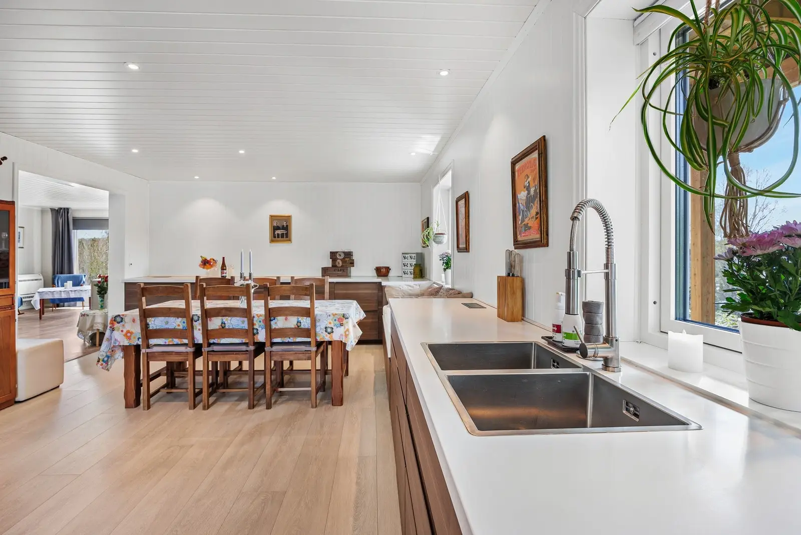 Kjøkkenet har herlig gulvvarme, downlights i himling, og god plass til koselig spisebord.