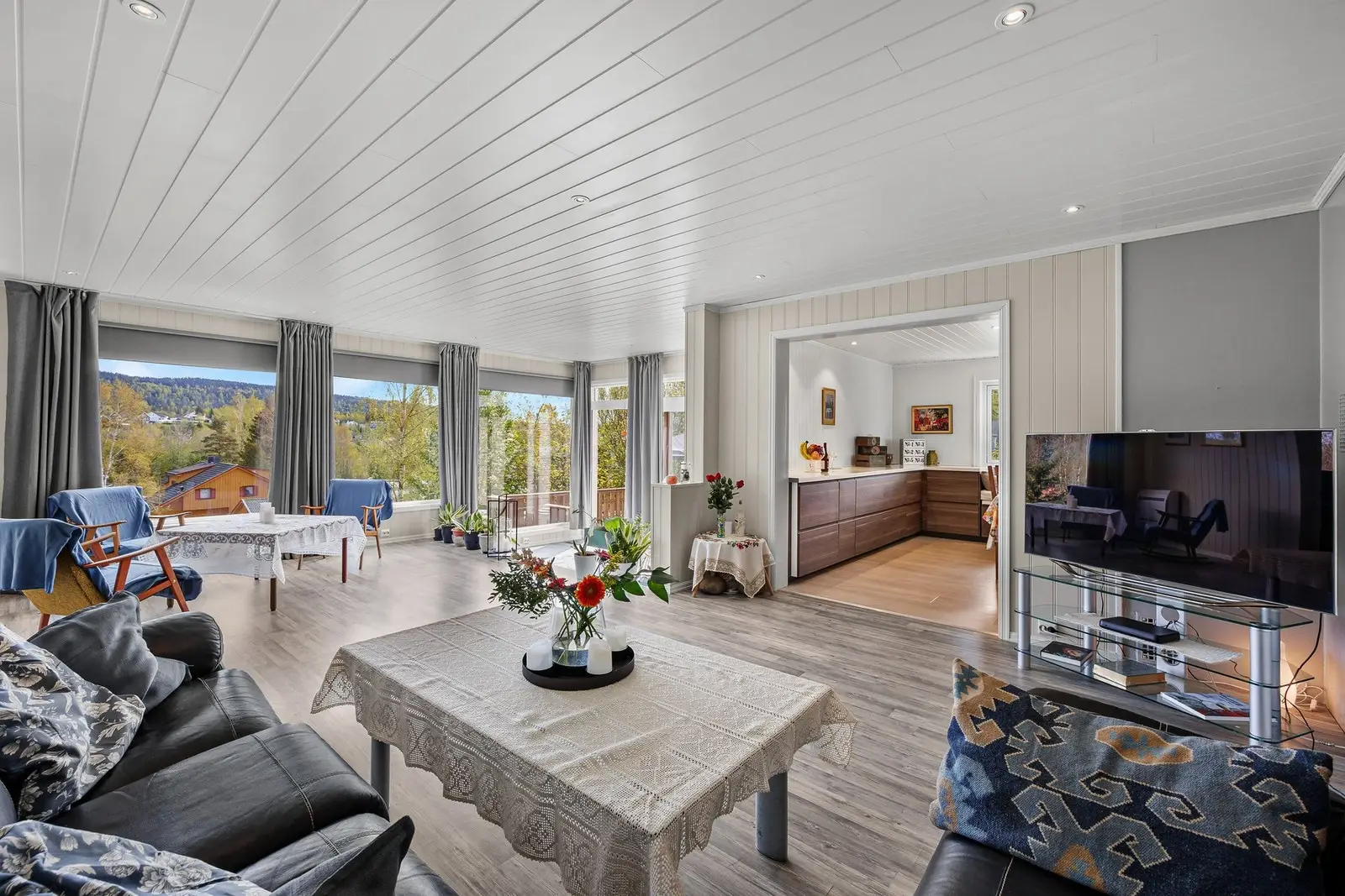 Rommet har lysmalt smartpanel på vegger, gråpigmentert laminat på gulv og downlights i himling.