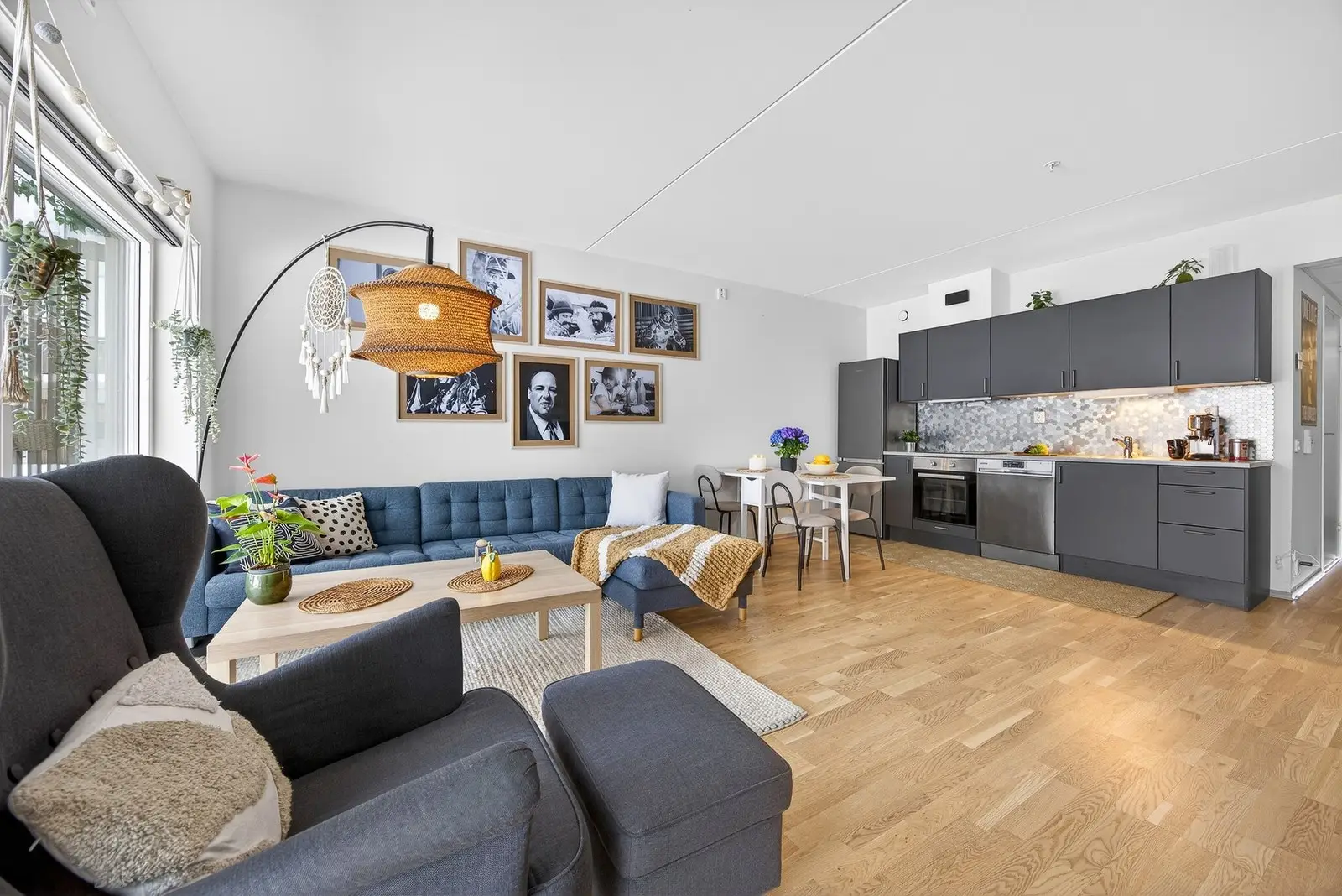 Den åpne stuen fremstår som meget innbydende i lyse, delikate fargevalg.