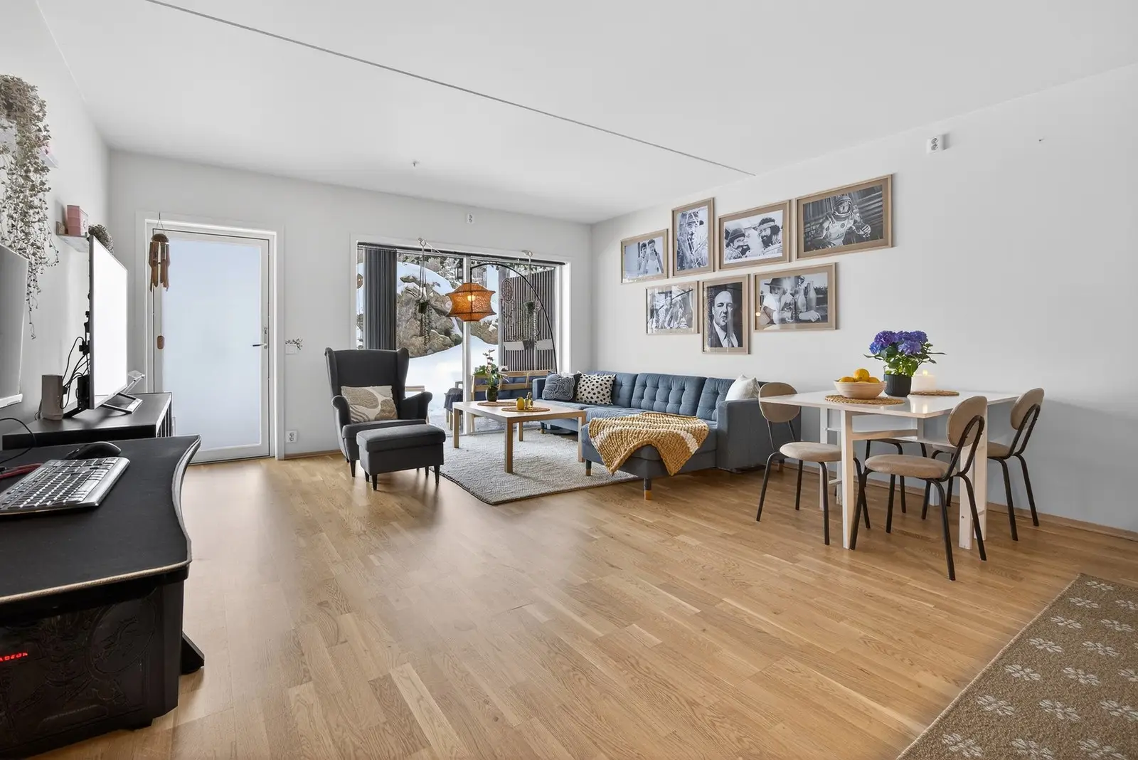 Stuen har god plass til både sofagruppe og et hyggelig spisebord. Rommet har uttak for bredbånd og kabel-TV.