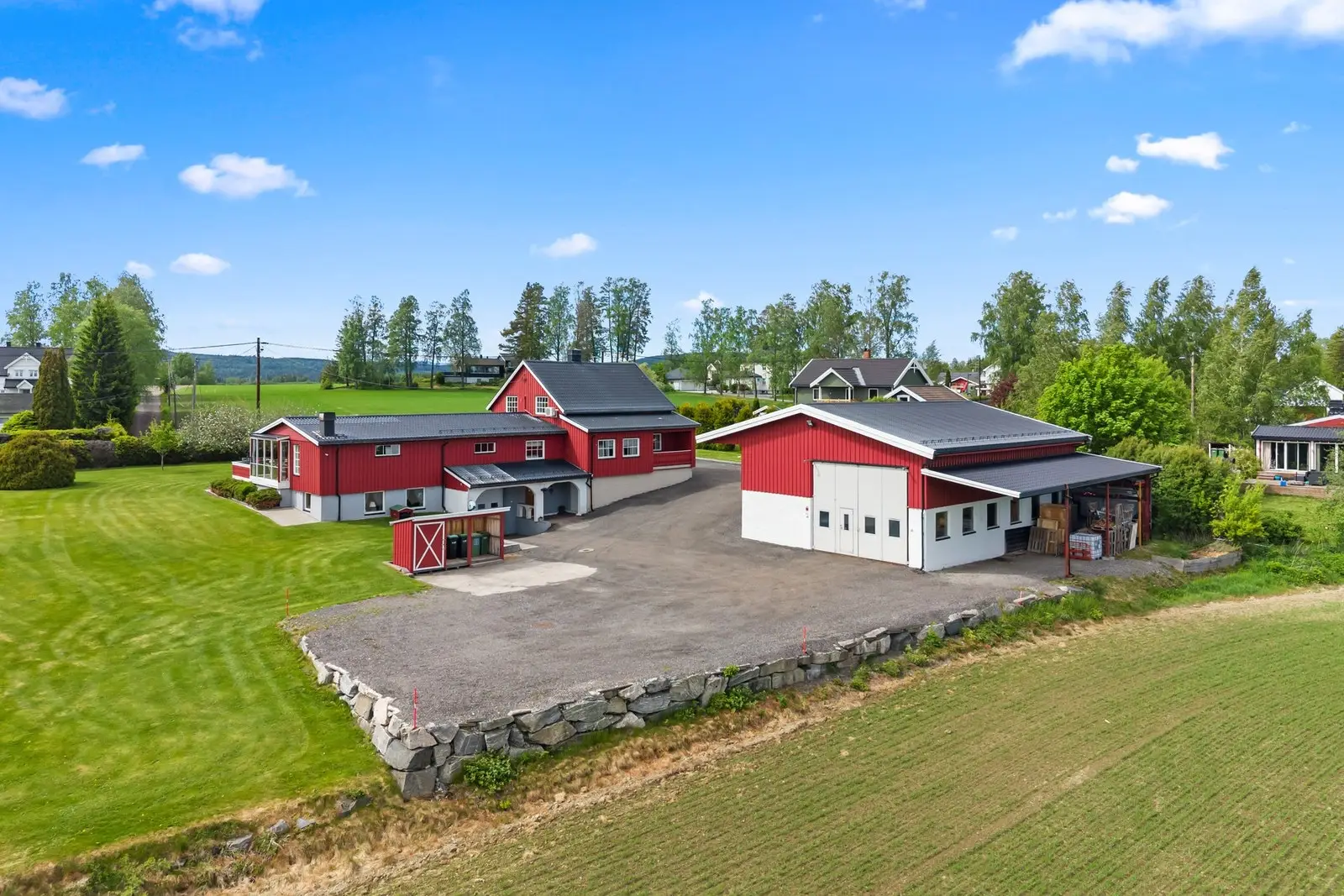 Velkommen til Kjærstadsletta 27 - en innholdsrik og velholdt enebolig med naturskjønn og barnevennlig beliggenhet i landlige omgivelser i Gj