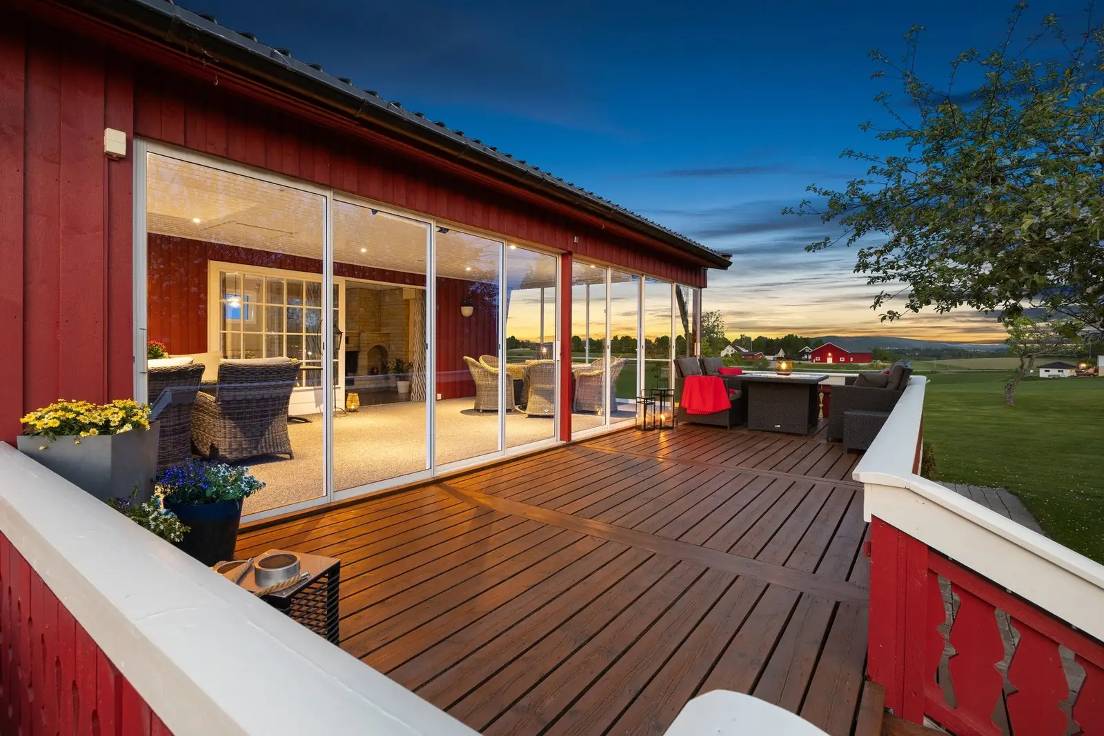 På terrassen er det god plass til sittegruppe, grill og øvrig møblement.
