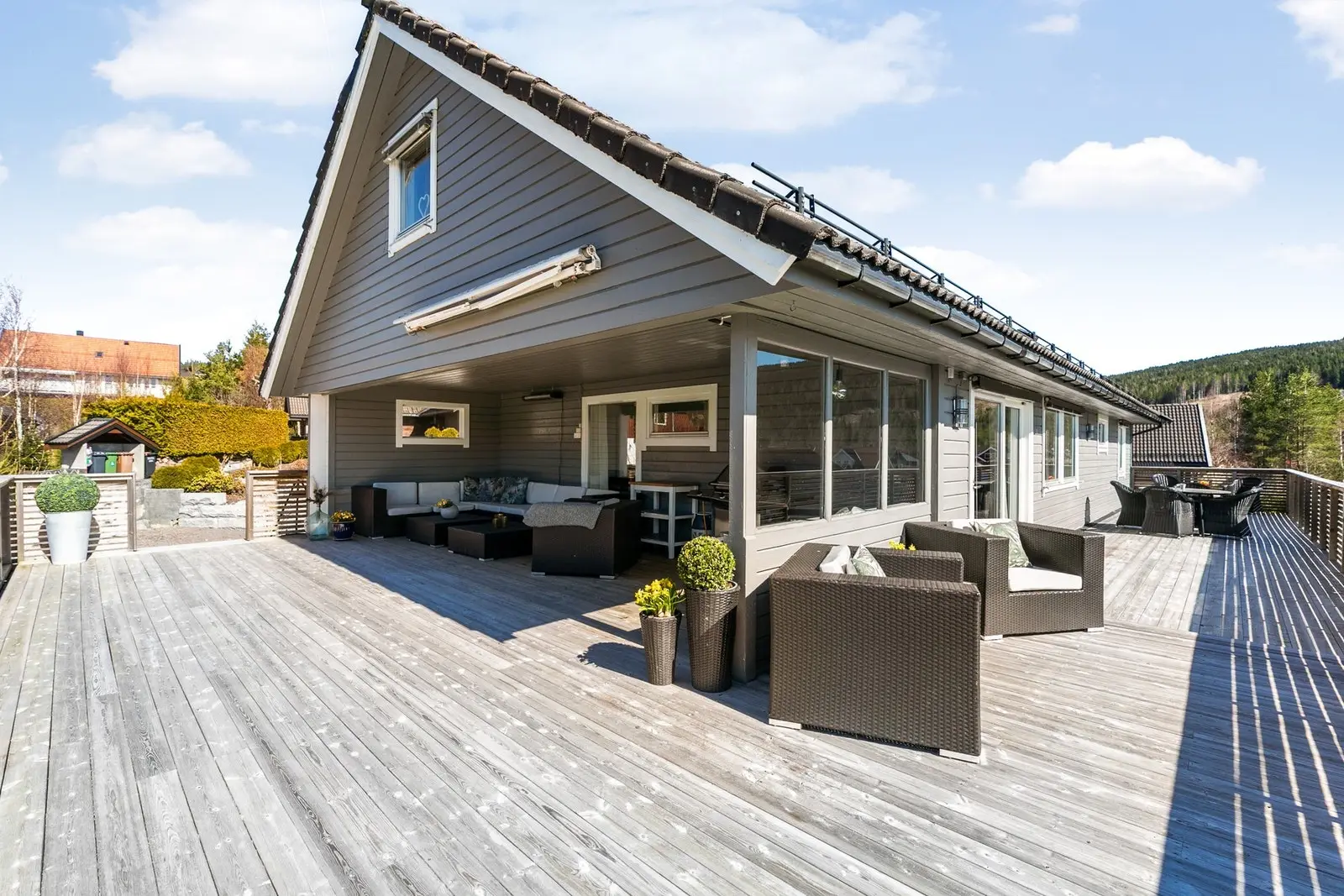 Syd og vestvendt veranda med svært gode solforhold.