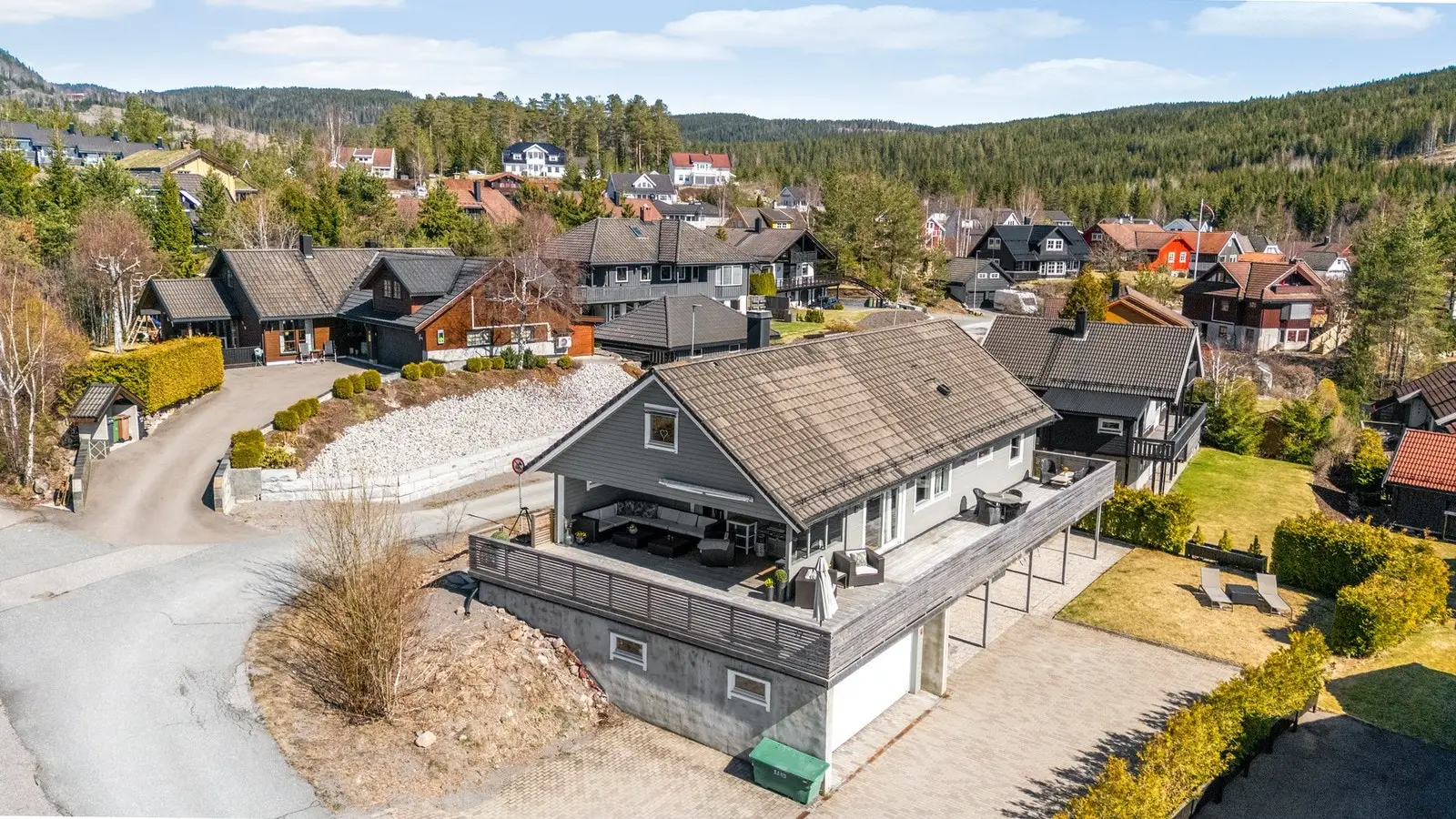 Gode parkeringsmuligheter med egen garasje/bod på 59 kvm og biloppstillingsplass.