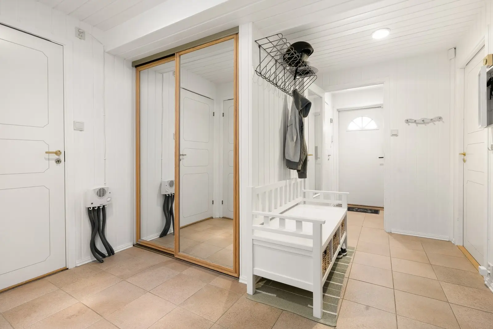 Det er montert skyvedørsgarderobe med speilfronter.