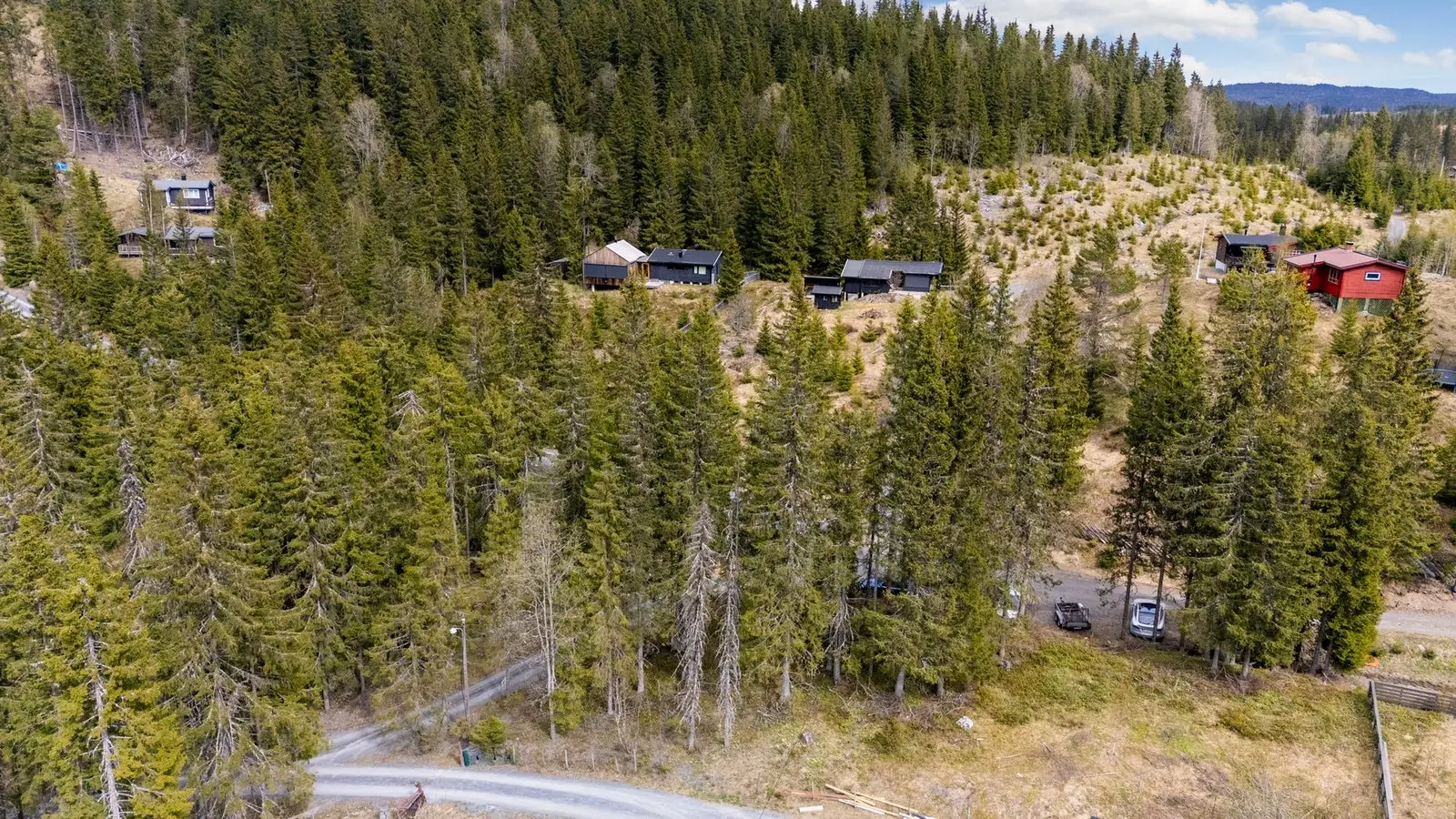 Svea badeplass ligger 3 minutters kjøring fra eiendommen - på sommerstid er det en flott badeplass med sandstrand i nordenden av Svea.