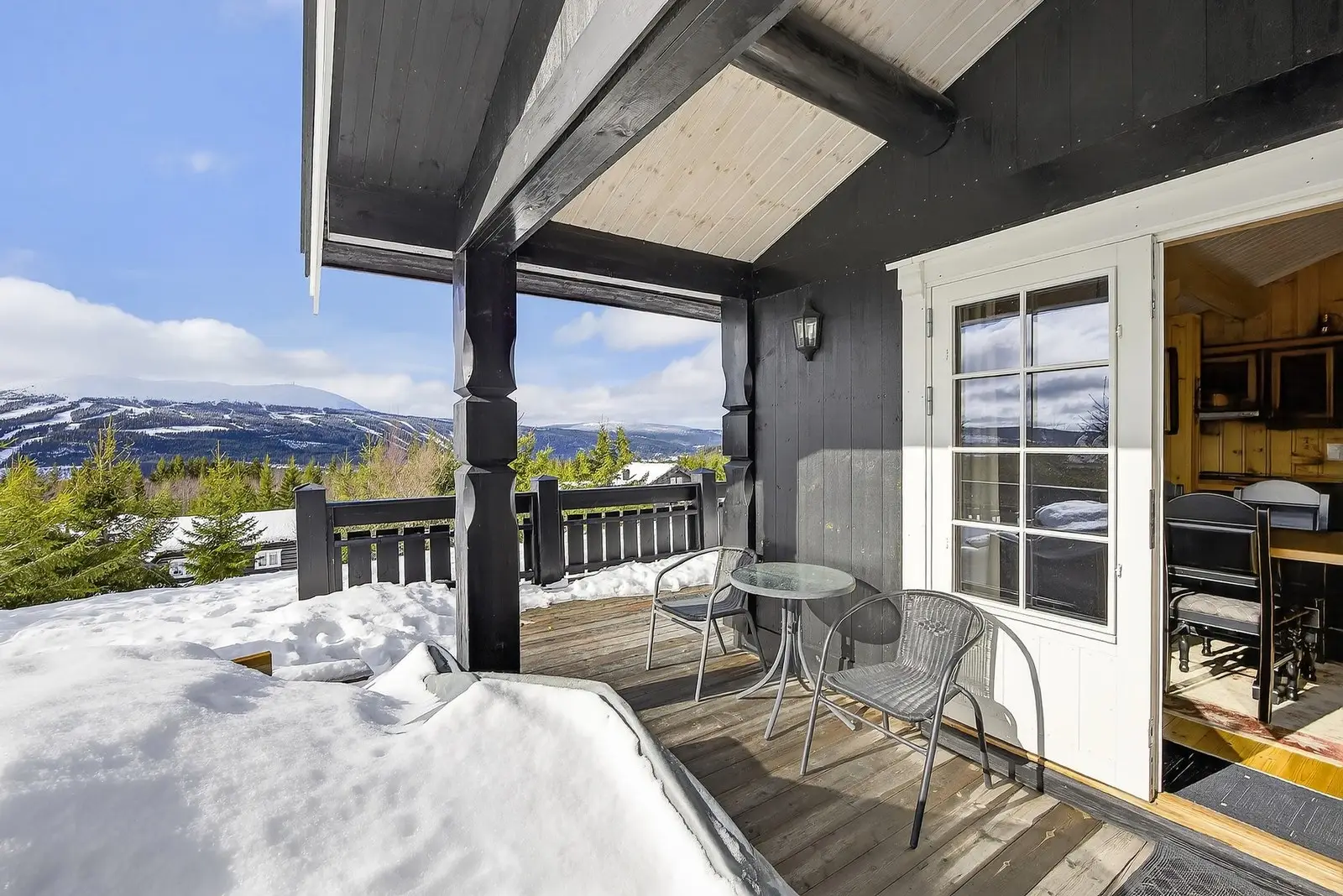 Fra stuen er det utgang til en stor, sørvendt terrasse på ca. 31 m² med gode solforhold - perfekt for lange, avslappende dager og hyggelige 