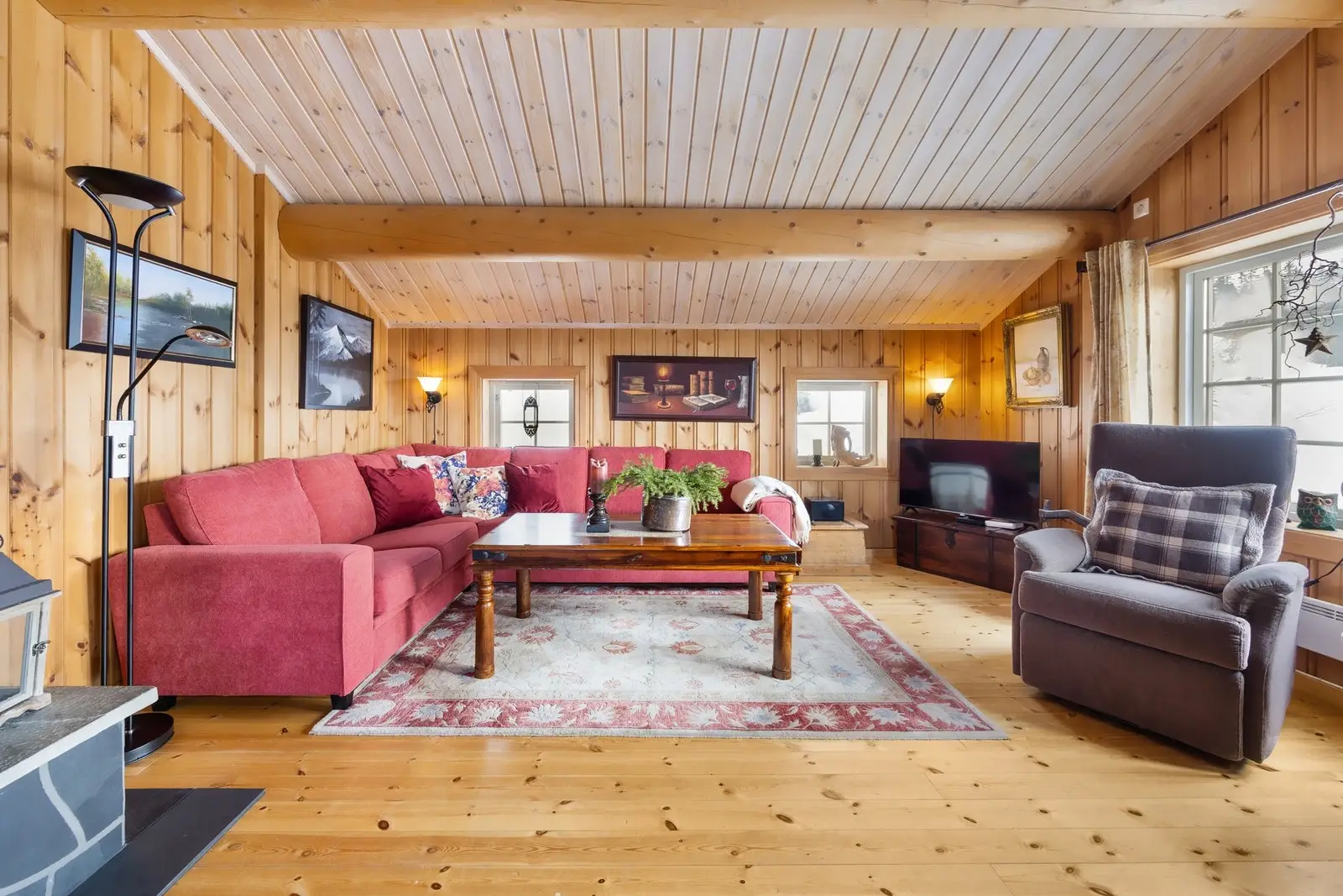 Stuen er det største rommet i fritidsboligen og har utgang til en solrik, sørvendt terrasse på ca. 31 m². Store vindusflater slipper inn rik