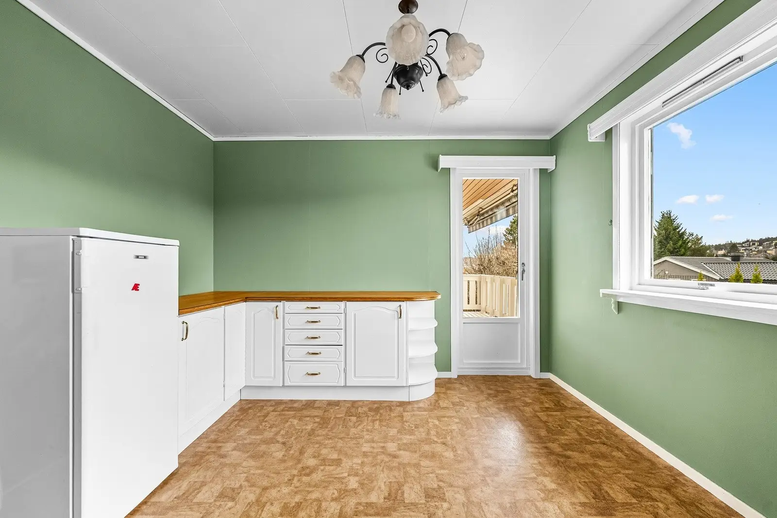 Av hvitevarer medfølger frittstående stekeovn, oppvaskmaskin og et mindre kjøleskap.