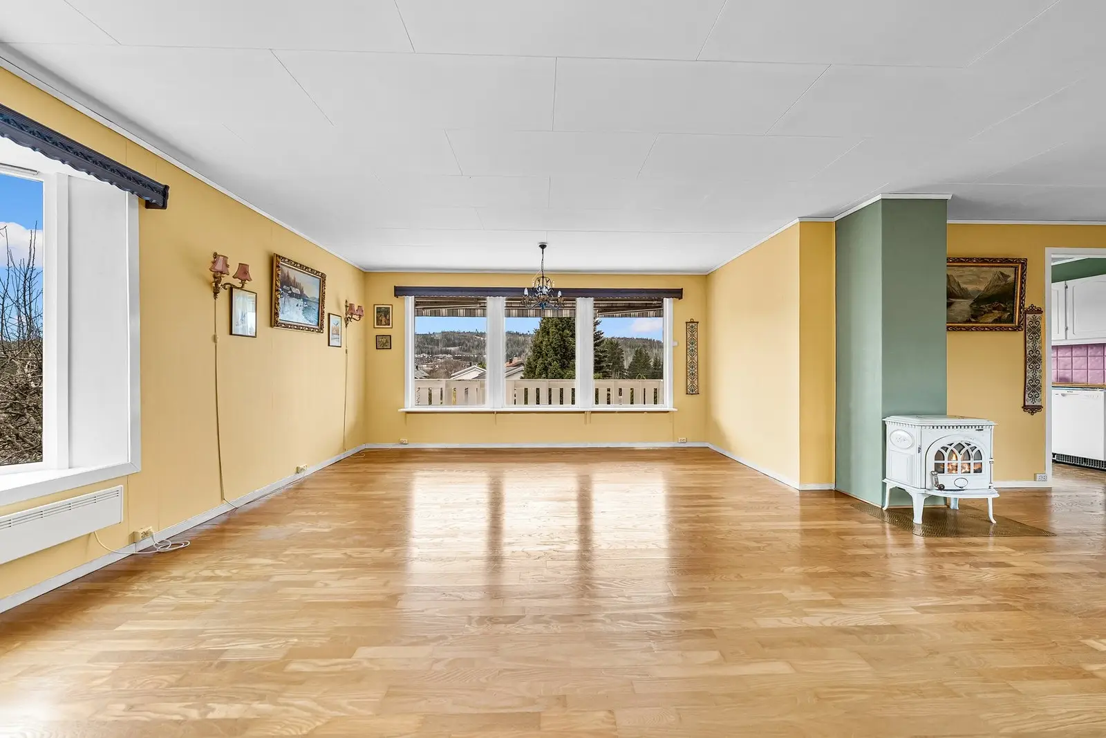 Store vindusflater i flere himmelretninger gir rikelig med naturlig lys og fint utsyn mot hagen. Stuen har god plass til sofagruppe og øvrig