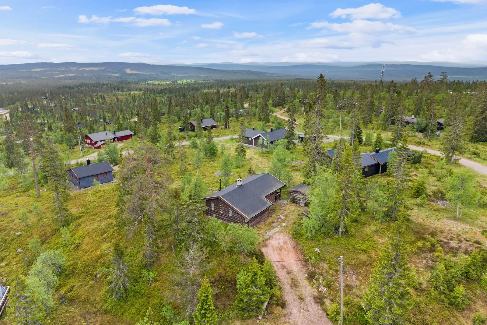 Velkommen til en hyggelig fritidseiendom med attraktiv beliggenhet i naturskjønne Ryskdalen i Trysil.