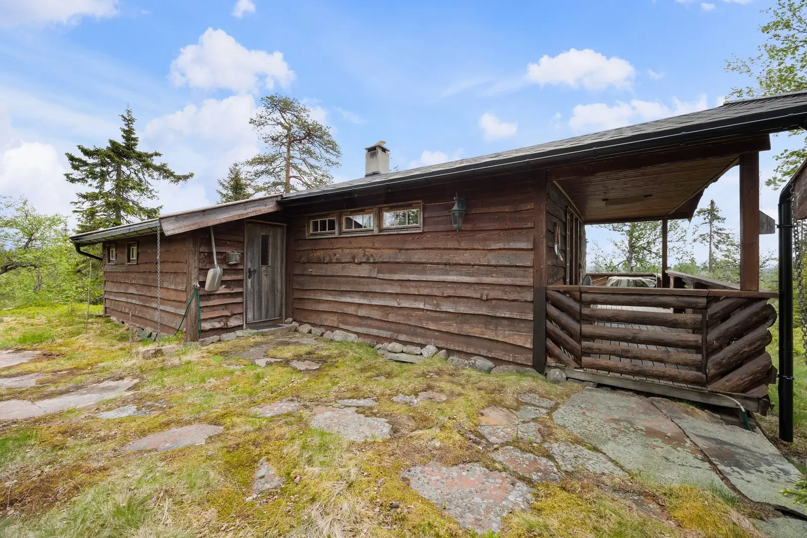 Det er etablert gangadkomst med skiferheller frem til inngangspartiet.