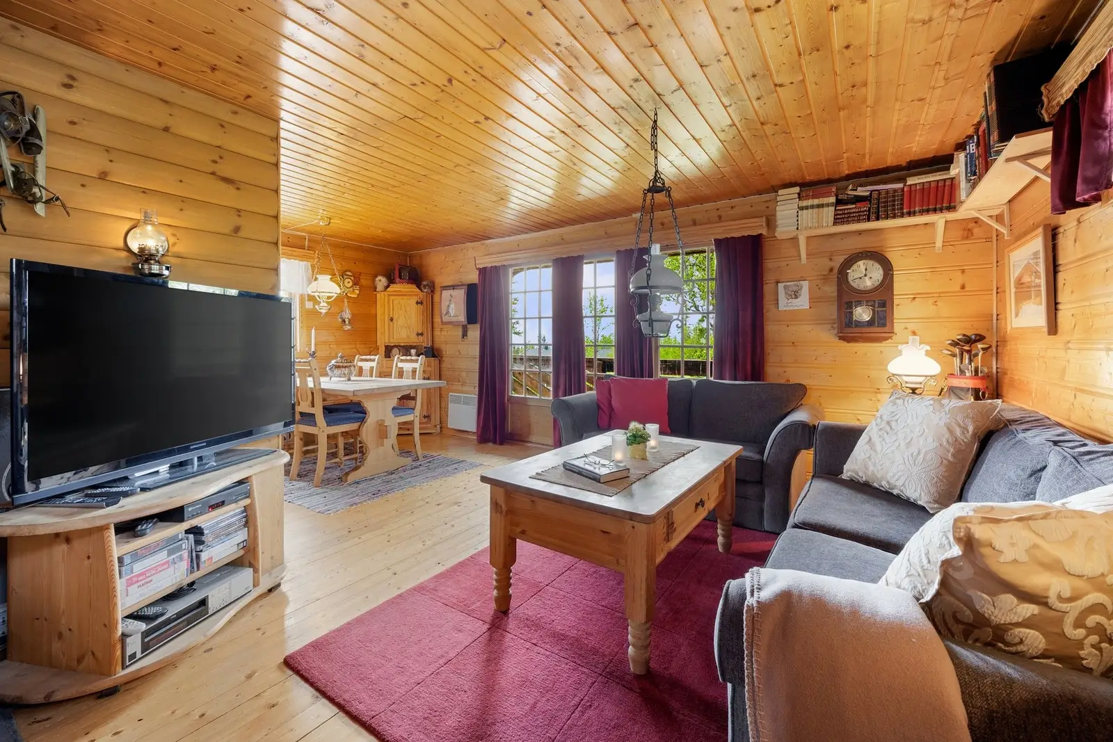 Rommet har panelte overflater og heltre gulvbord.