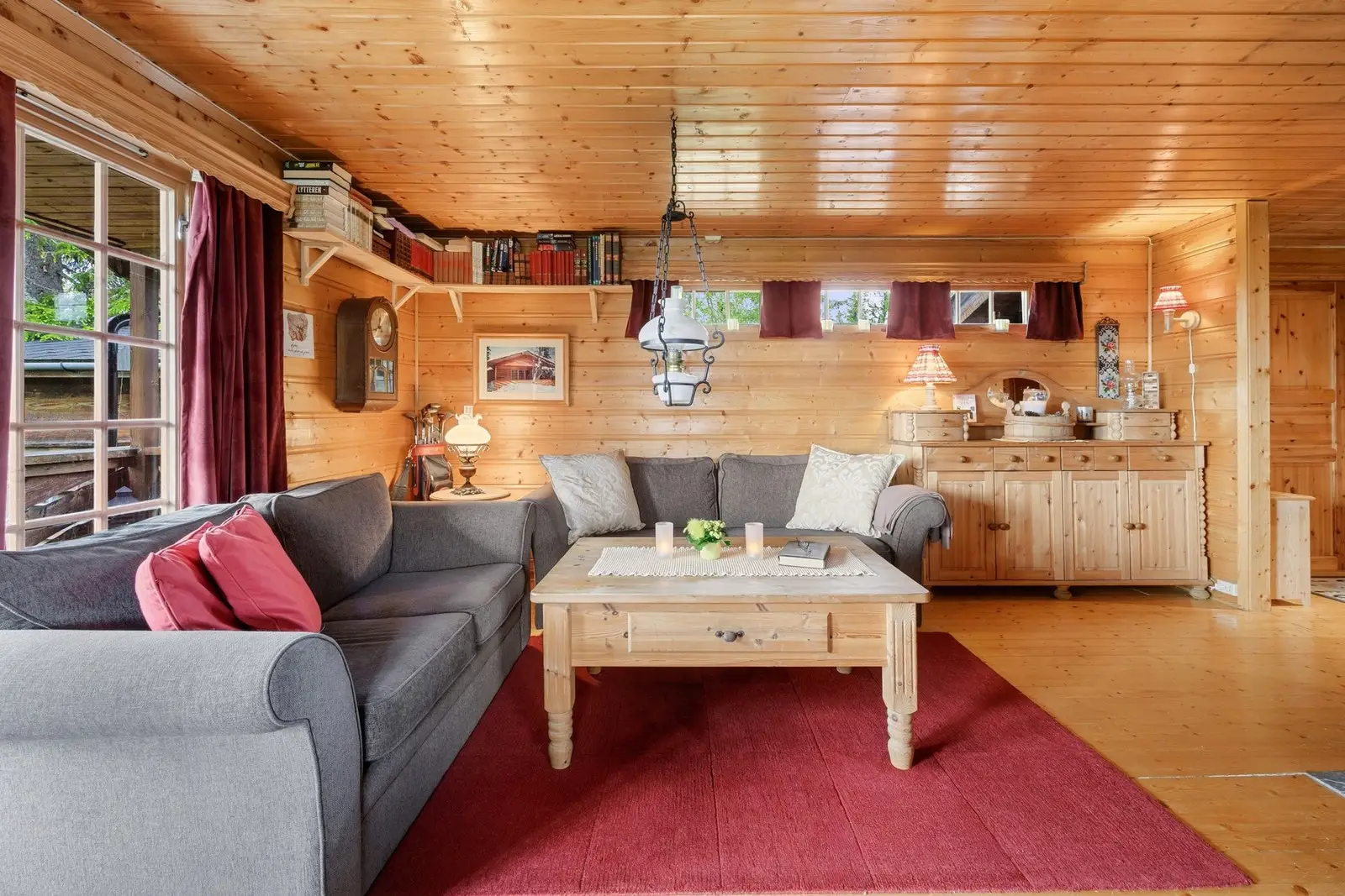 Stuen har god plass til både sofagruppe, spiseplass og øvrig møblement.