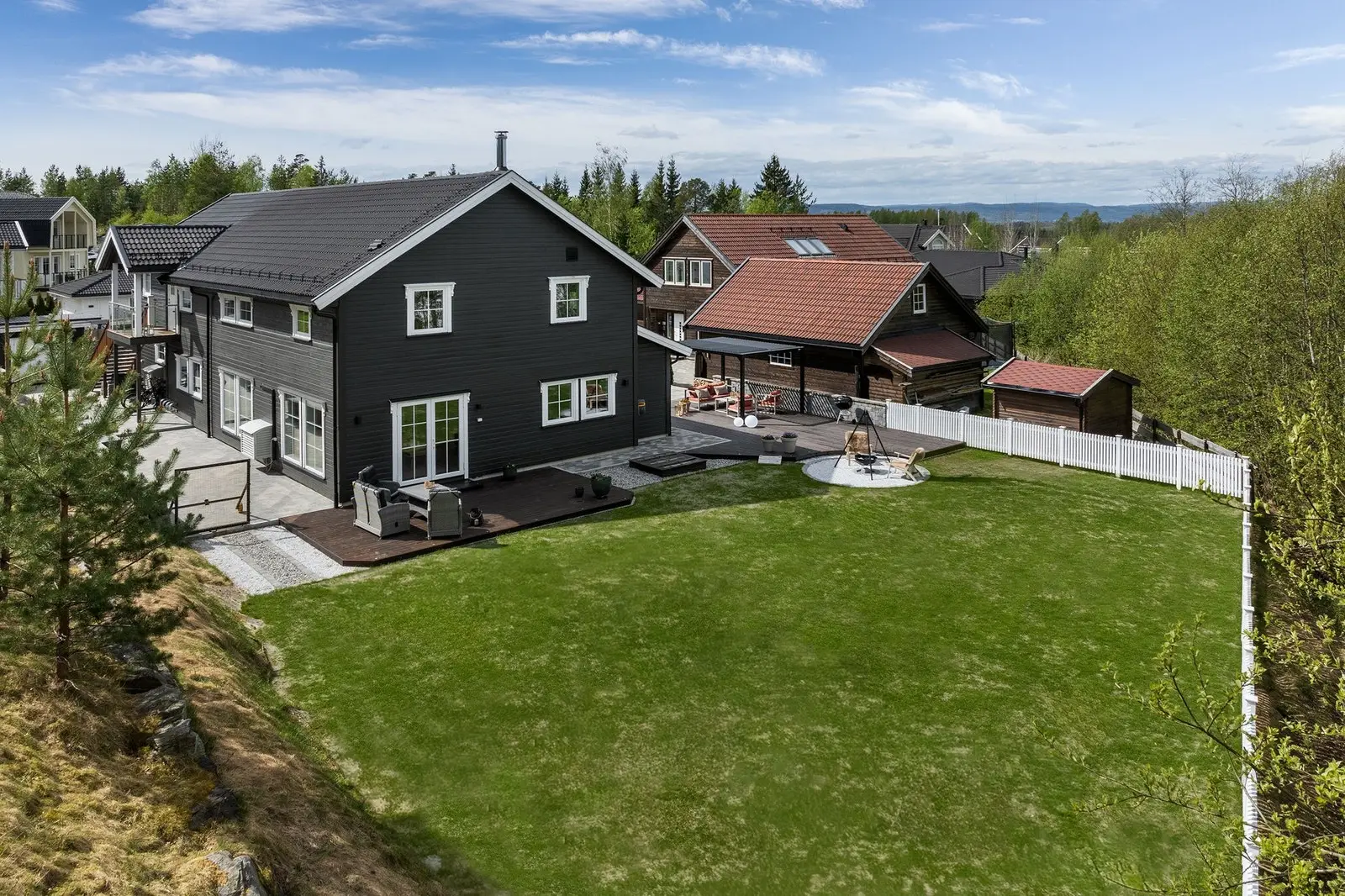Privat tomtepreg og god luft rundt huset.