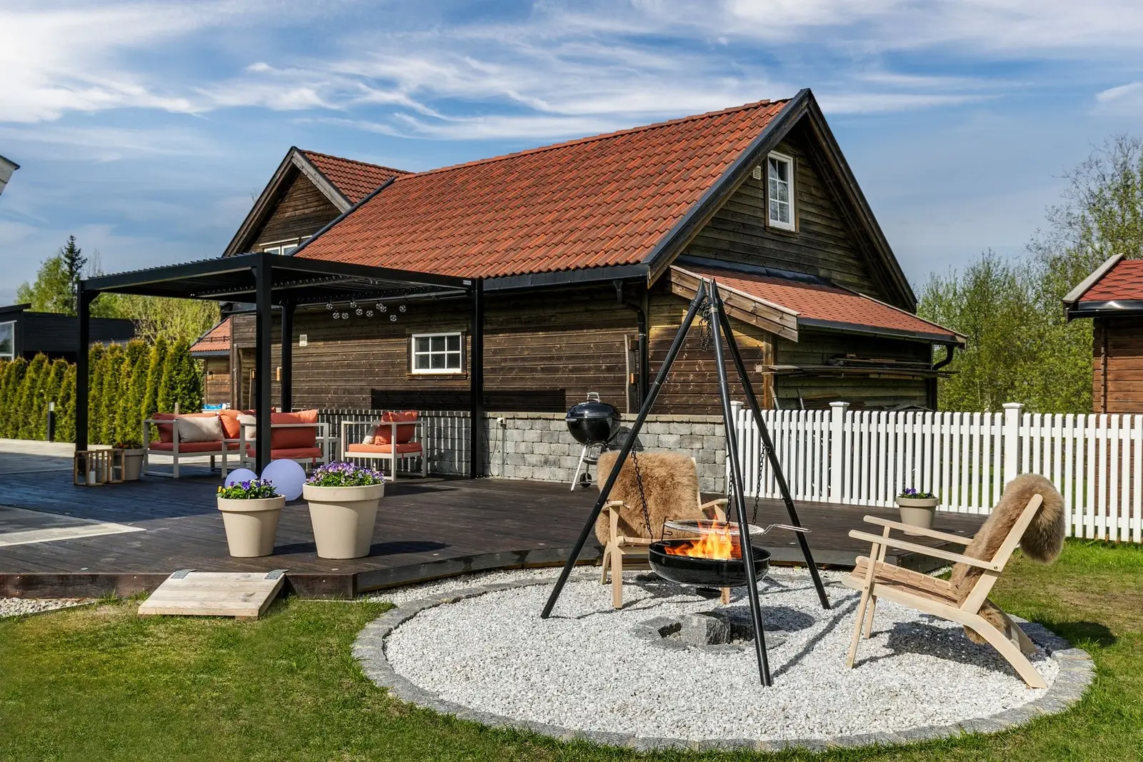 Pergola og bålplass - Pergola, utemøblement og fornyet putesett medfølger hjemmet -  Et tilbaketrullet uteområde for lange sommerkvelder og 