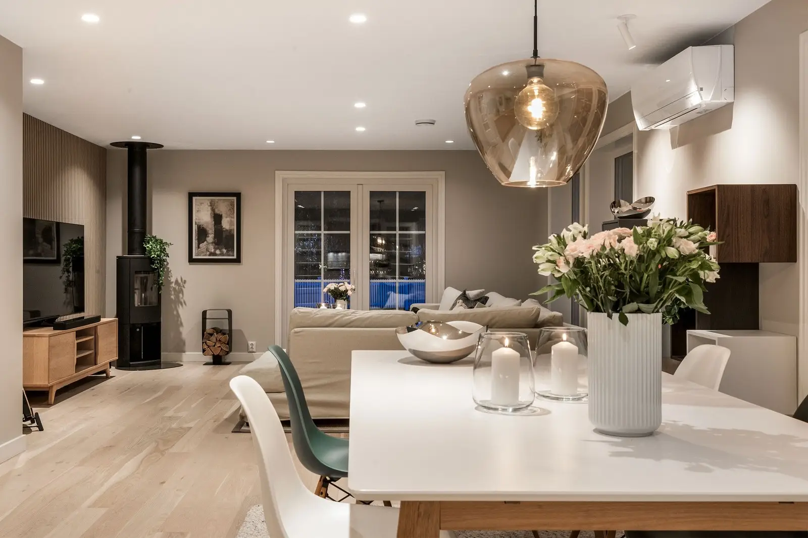 Stor taklampe, spisebord og teppe medfølger - spiseplassen inviterer til lange kvelder.