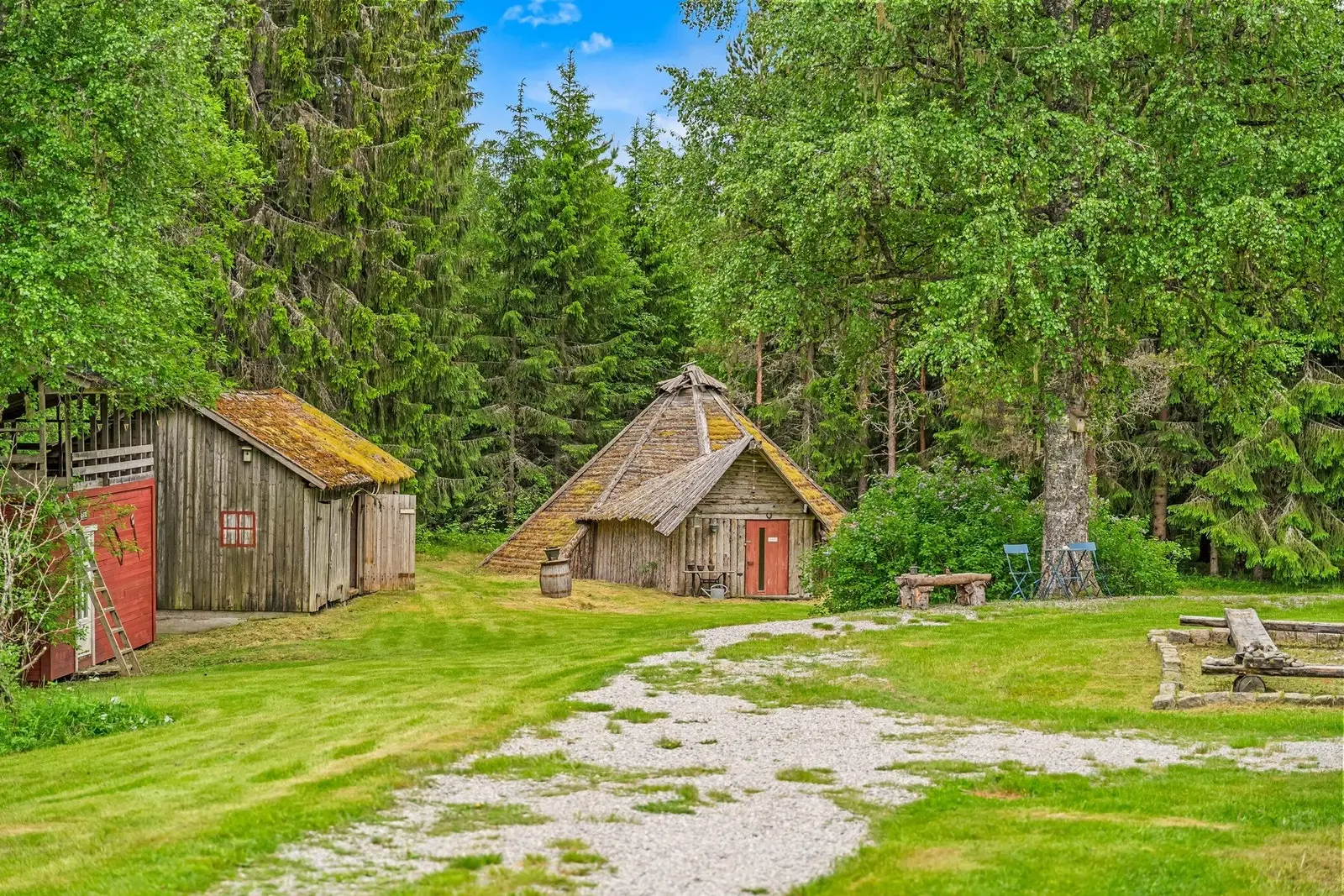 Bygningene er omkranset av et tun med skog, delvis plenarealer og naturtomt.
