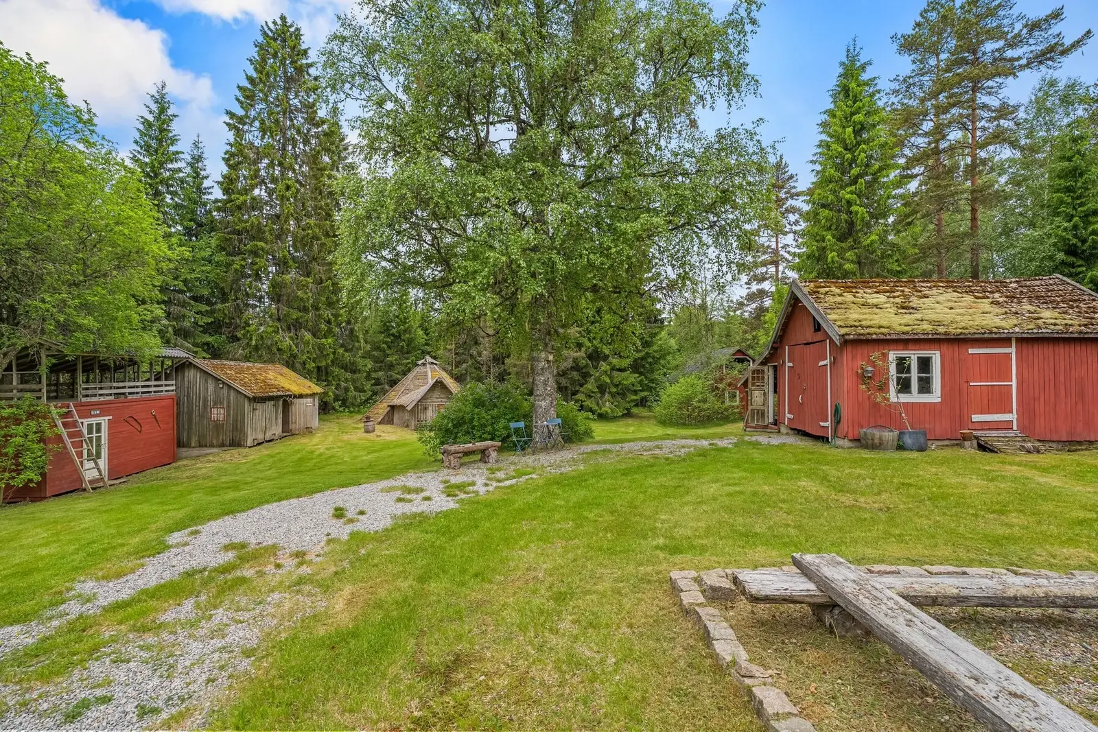Et idyllisk og sjarmerende eiendomstun beliggende i et naturskjønt og stille område, ca. 4 km fra Rømskog sentrum.