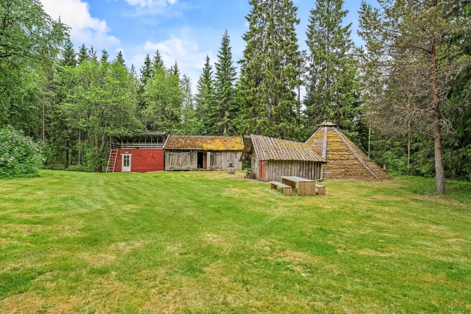 Eiendommen er på ca. 3 144 kvm med skogen som nærmeste nabo.