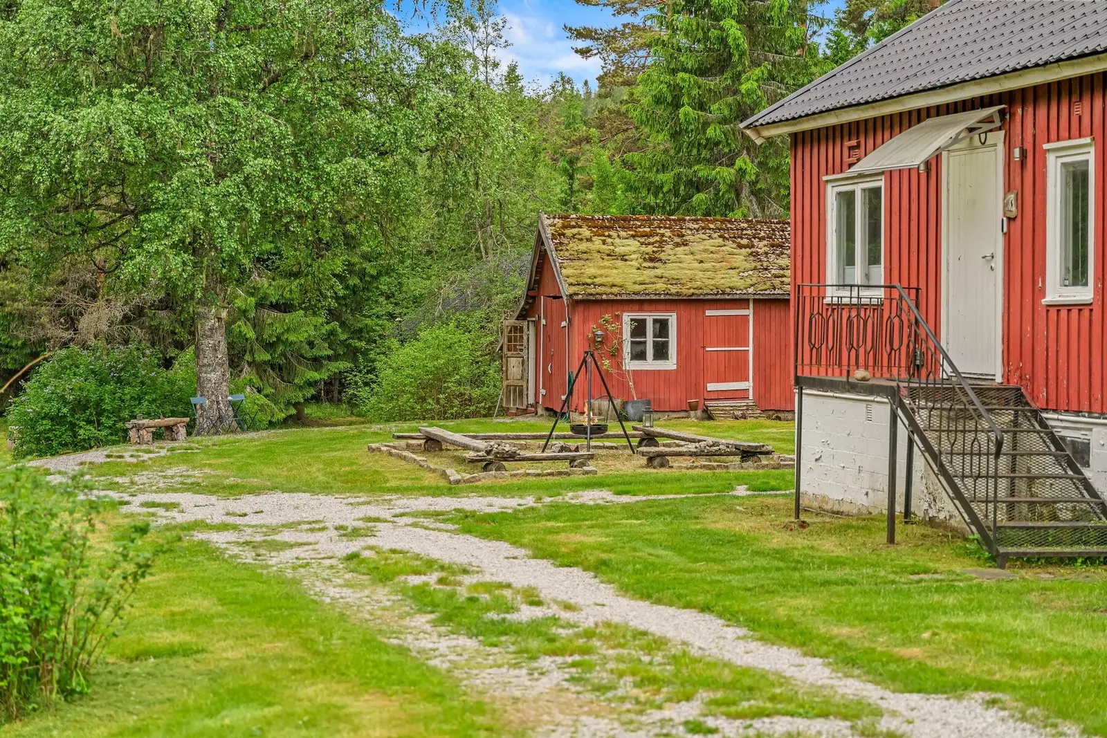 Eiendommen består av flere bygg, herav bl.a. hovedhus, 2 anneks, garasje/uthus, hønsehus/redskapshus/utedo og en stor lavvo.