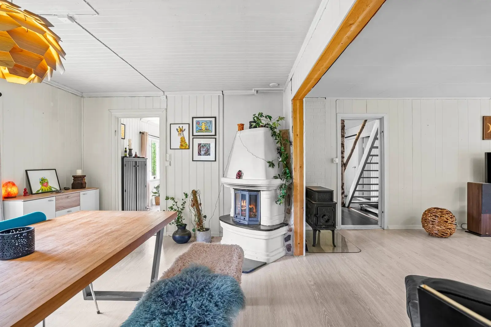 En koselig peis er plassert i spisestuen som skaper en hyggelig stemning, i stuen er det plassert en Jøtul vedovn som varmer godt på kalde d