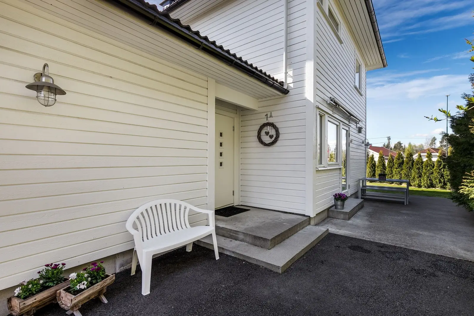 Eiendommen har svært gode parkeringsmuligheter med stor asfaltert gårdsplass og frittstående garasje. Det er god plass til flere biler på eg
