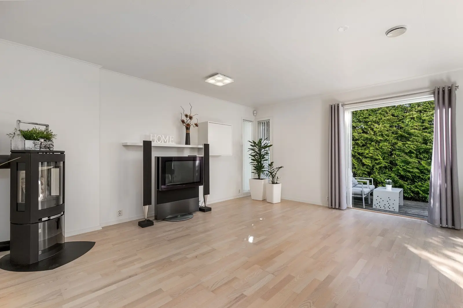 Fra stuen er det utgang til pent opparbeidet terrasse - 12 kvm med gode solforhold.