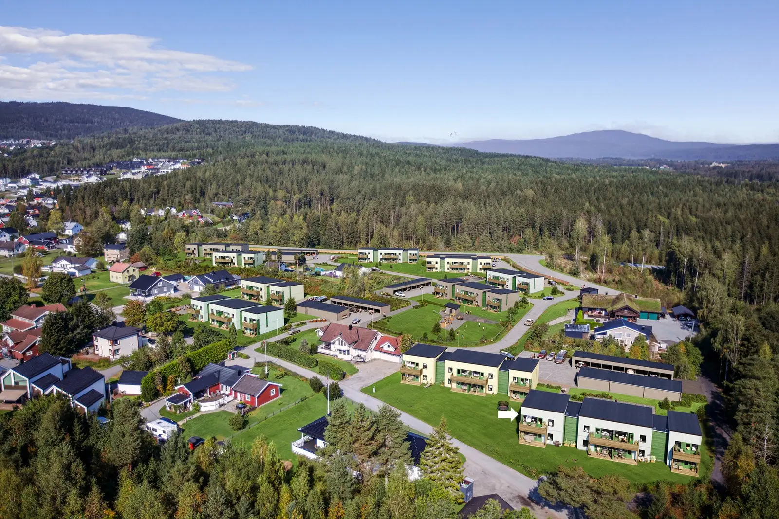 Leiligheten har en attraktiv intern beliggenhet i feltet og er en endeleilighet med lysinnslipp fra tre sider og en tilbaketrukket plasserin