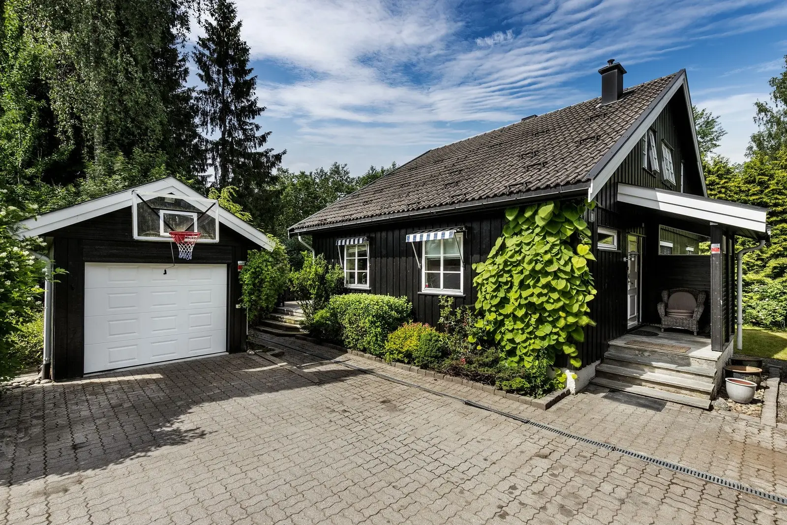 Flott gårdsplass med belegningsstein.