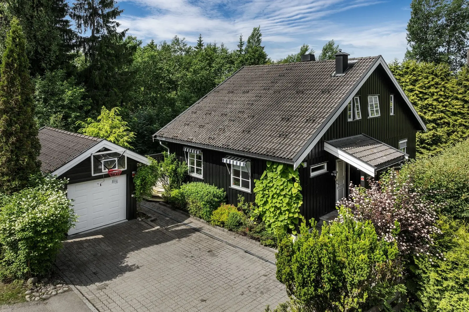 Velkommen til Karibakken 32! Svært innholdsrik og velholdt enebolig oppført i 1989