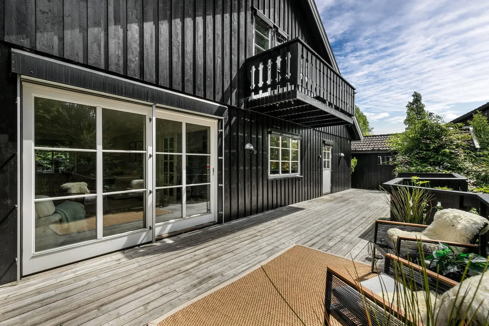 Boligen har en fantastisk sydvestvendt veranda på hele 44 kvm.